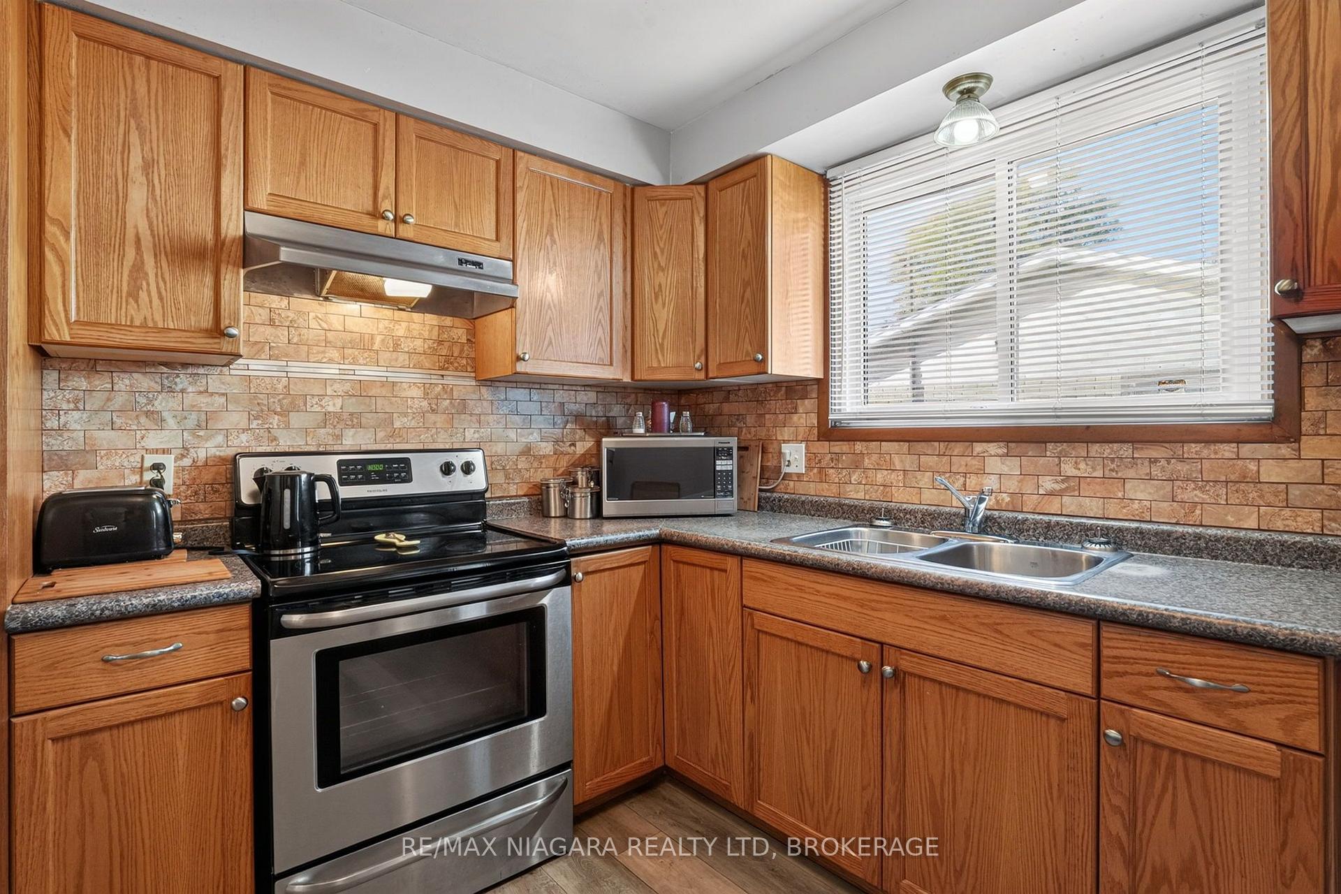 Photo 9 of 45 Green Maple Drive, St. Catharines, Secord Woods — HOMEH