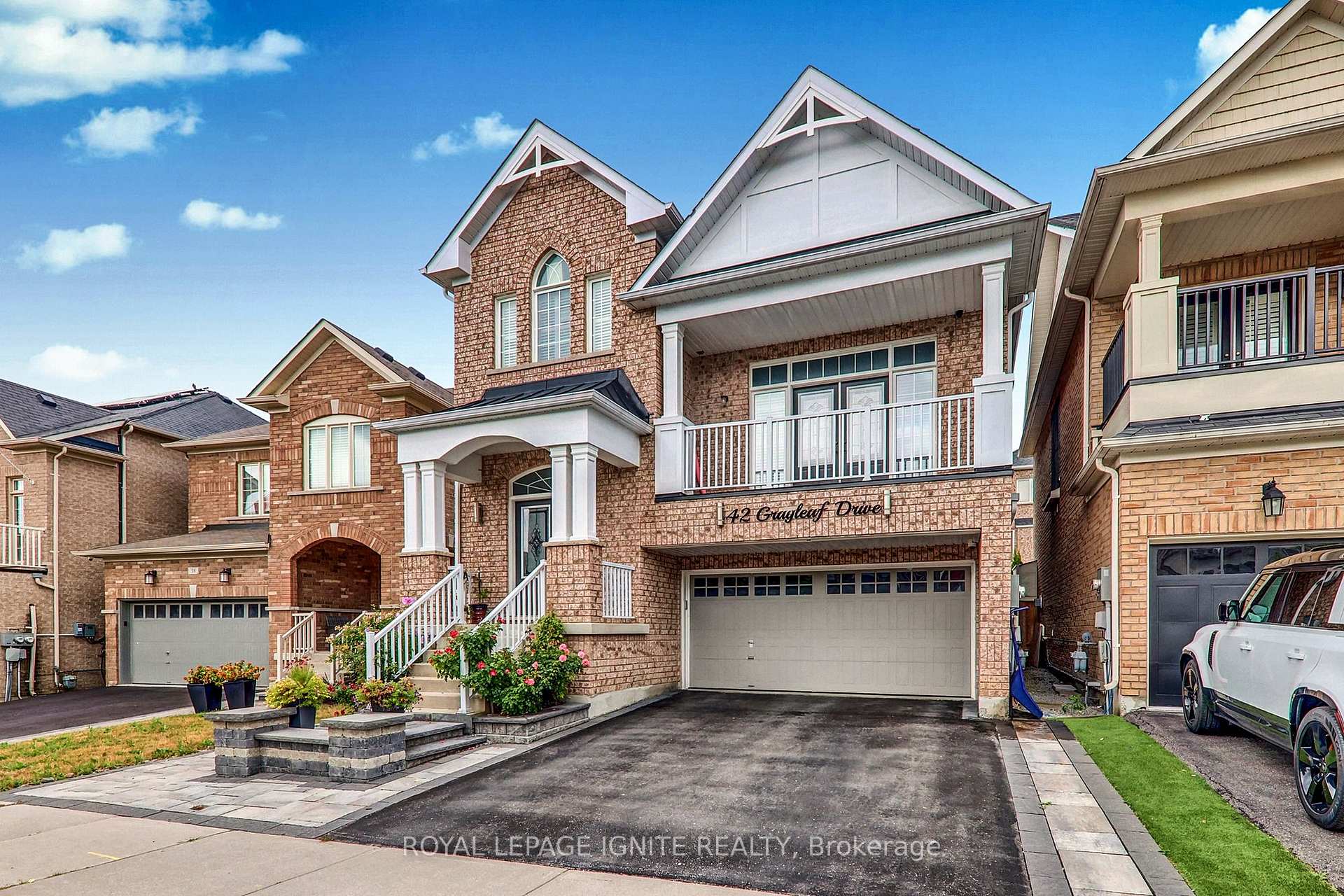 Photo 2 of 42 Grayleaf Drive, Whitchurch-Stouffville, Stouffville — HOMEH