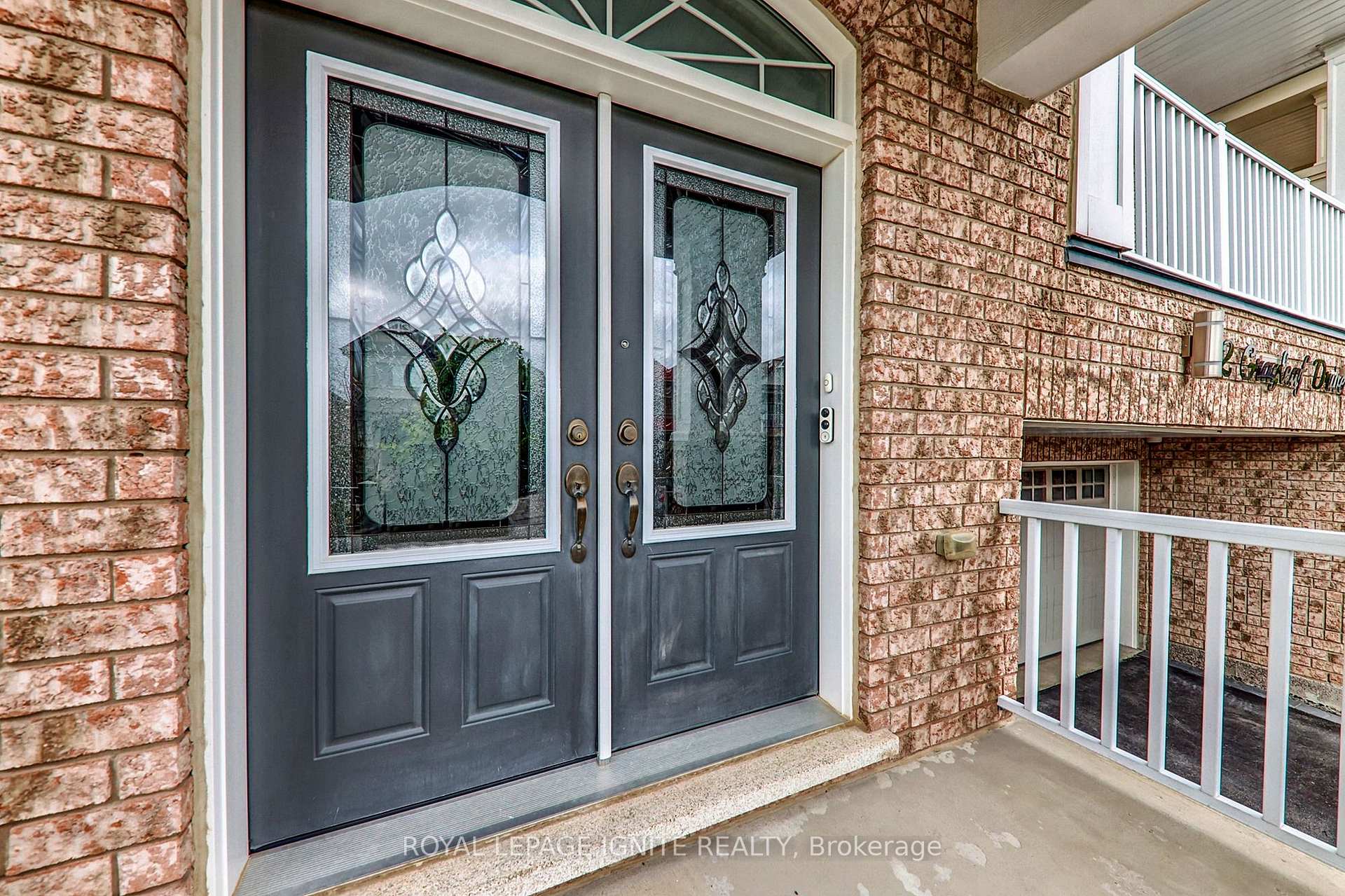 Photo 4 of 42 Grayleaf Drive, Whitchurch-Stouffville, Stouffville — HOMEH