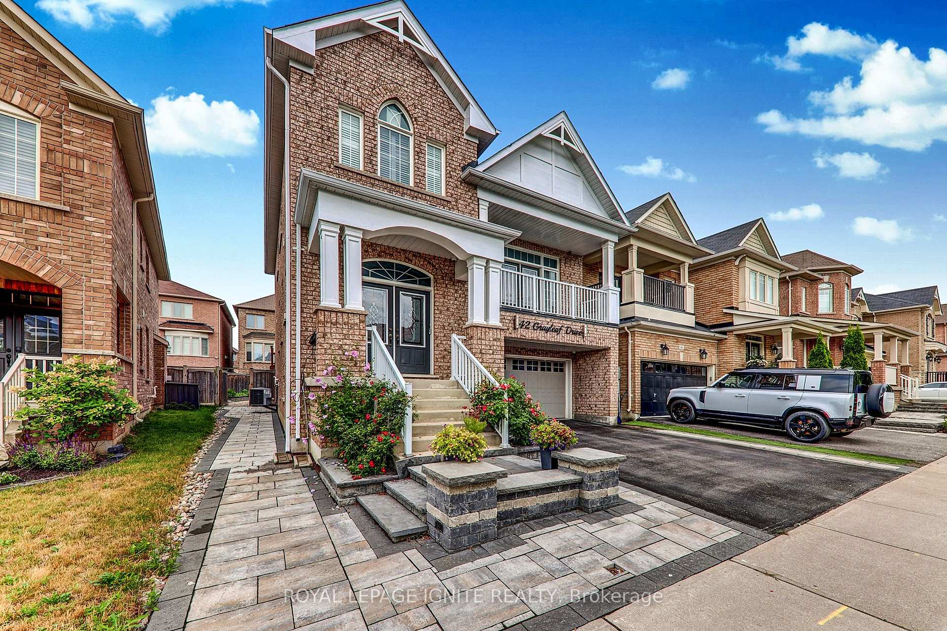 Photo 3 of 42 Grayleaf Drive, Whitchurch-Stouffville, Stouffville — HOMEH