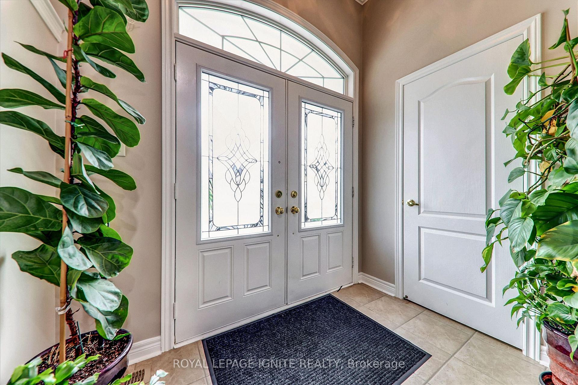 Photo 5 of 42 Grayleaf Drive, Whitchurch-Stouffville, Stouffville — HOMEH
