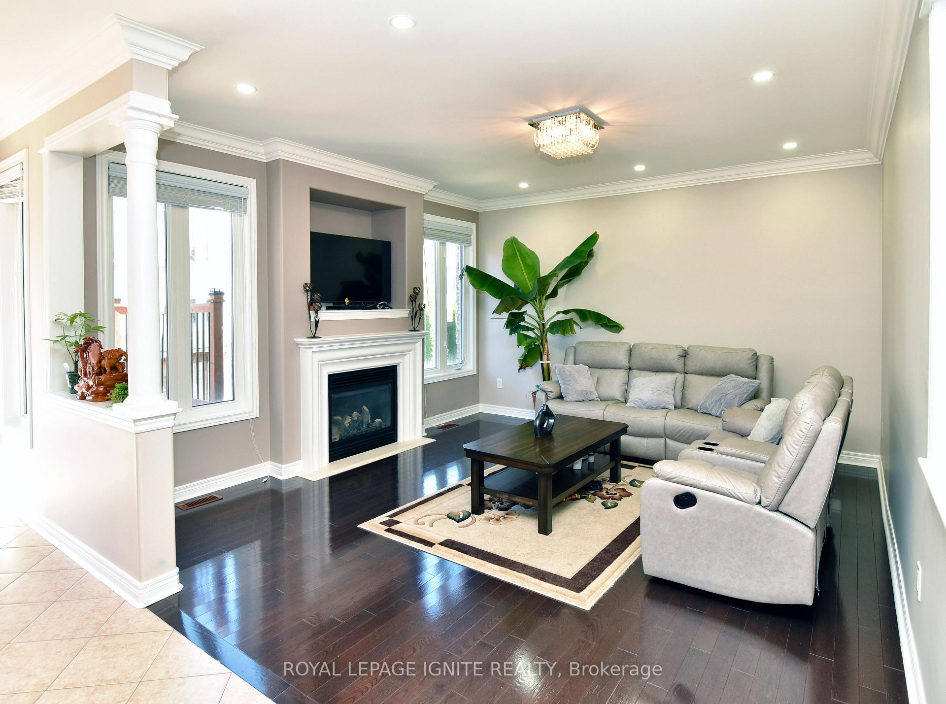 Photo 7 of 42 Grayleaf Drive, Whitchurch-Stouffville, Stouffville — HOMEH