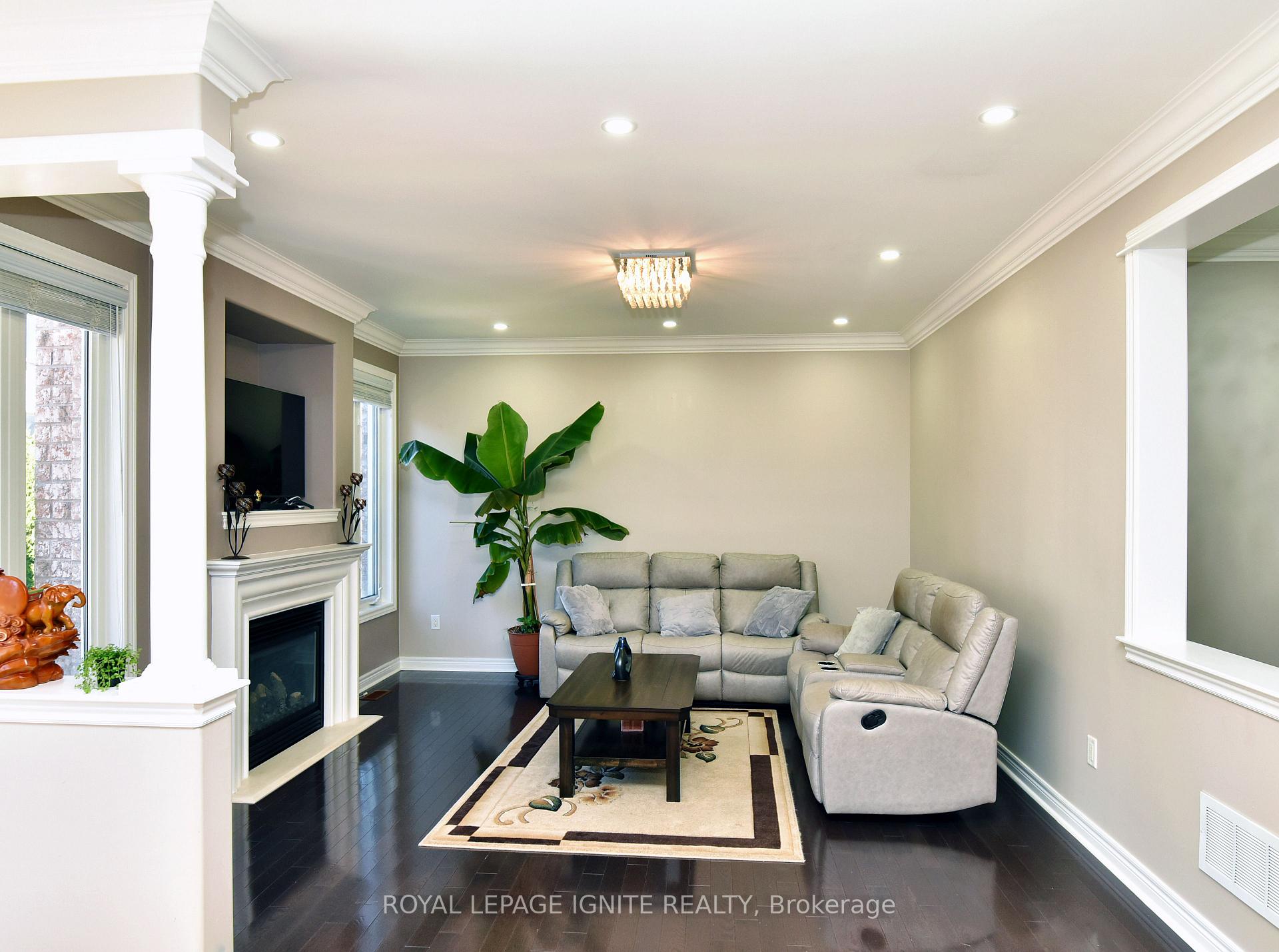 Photo 8 of 42 Grayleaf Drive, Whitchurch-Stouffville, Stouffville — HOMEH