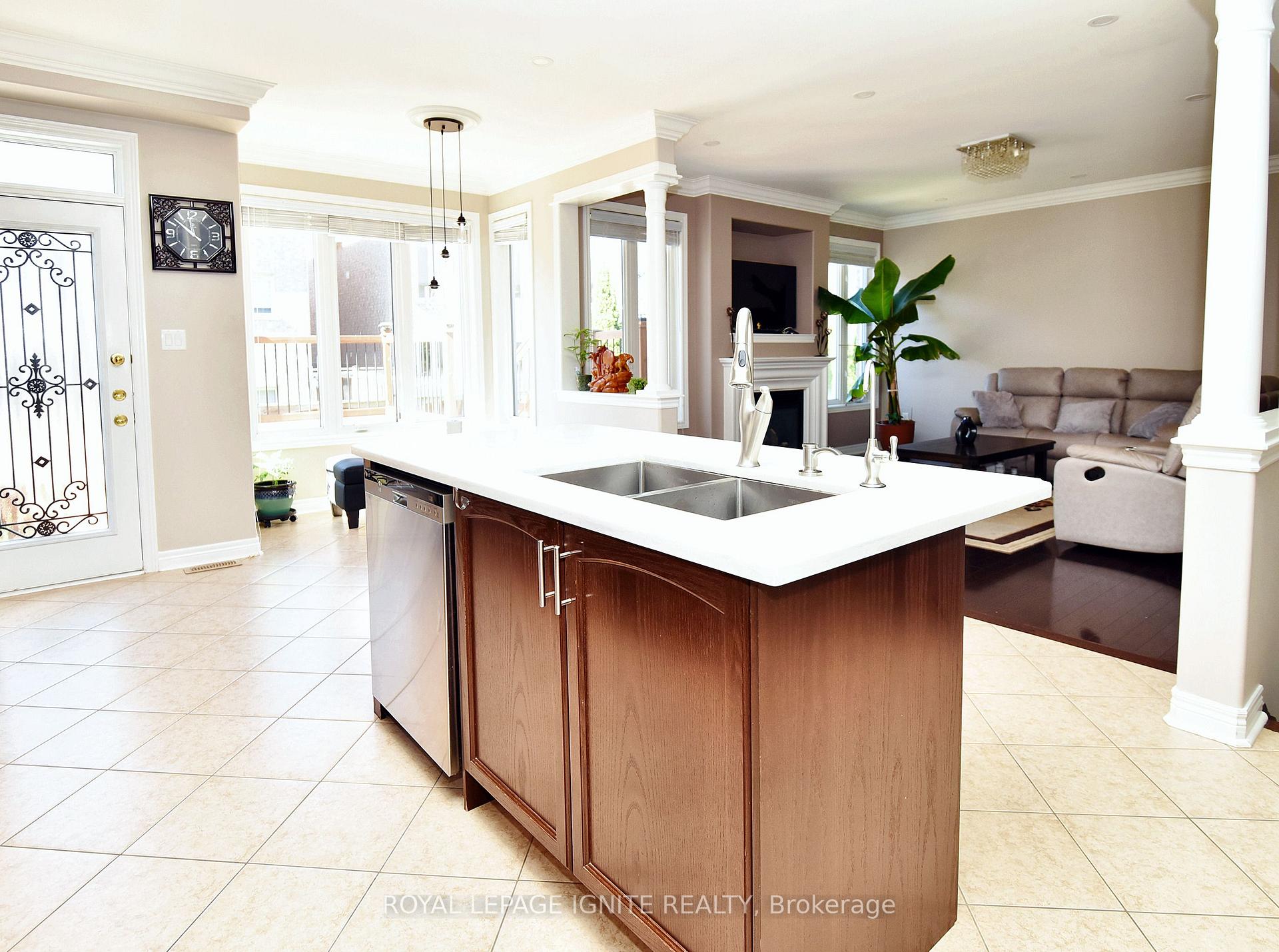 Photo 15 of 42 Grayleaf Drive, Whitchurch-Stouffville, Stouffville — HOMEH