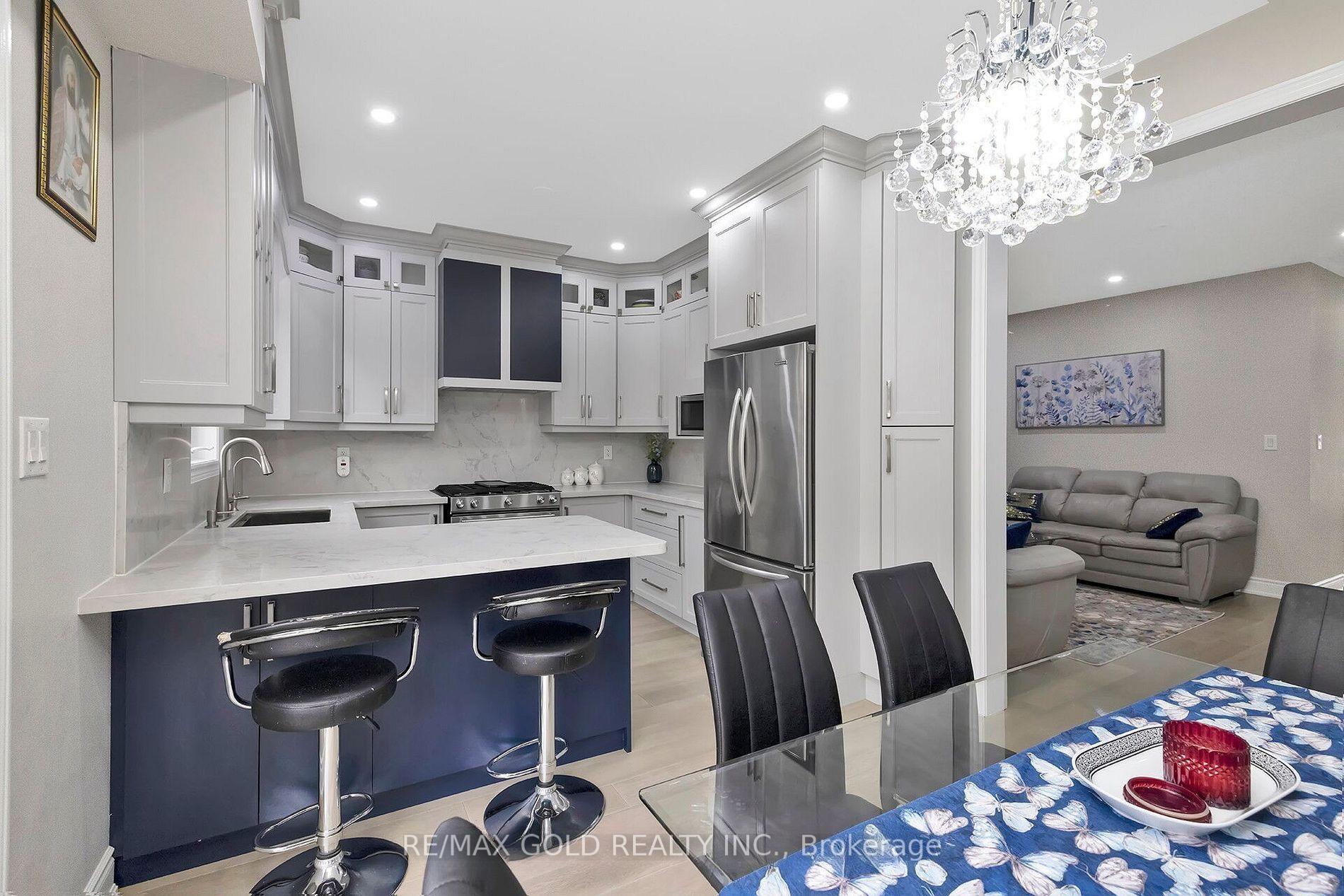 Photo 3 of 47 Antibes Drive, Brampton, Credit Valley — HOMEH