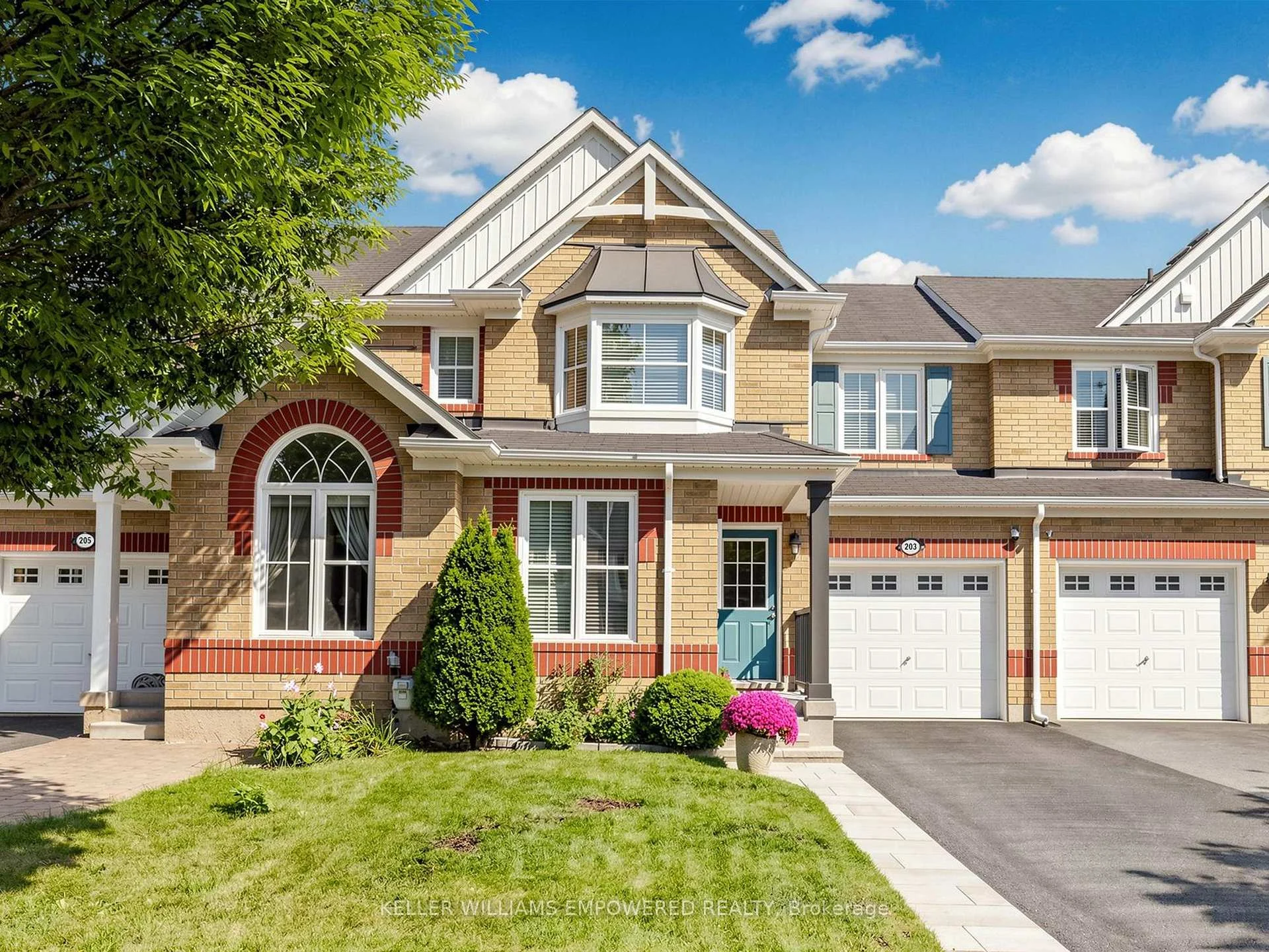 Photo 2 of 203 Chilcott Crescent, Newmarket, Woodland Hill — HOMEH