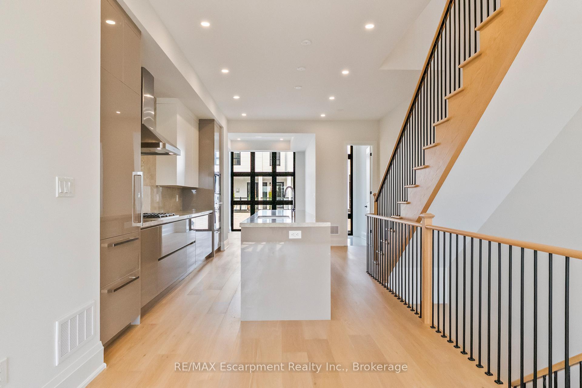 Photo 3 of Unit 4, 138 East Street, Oakville, Bronte — HOMEH