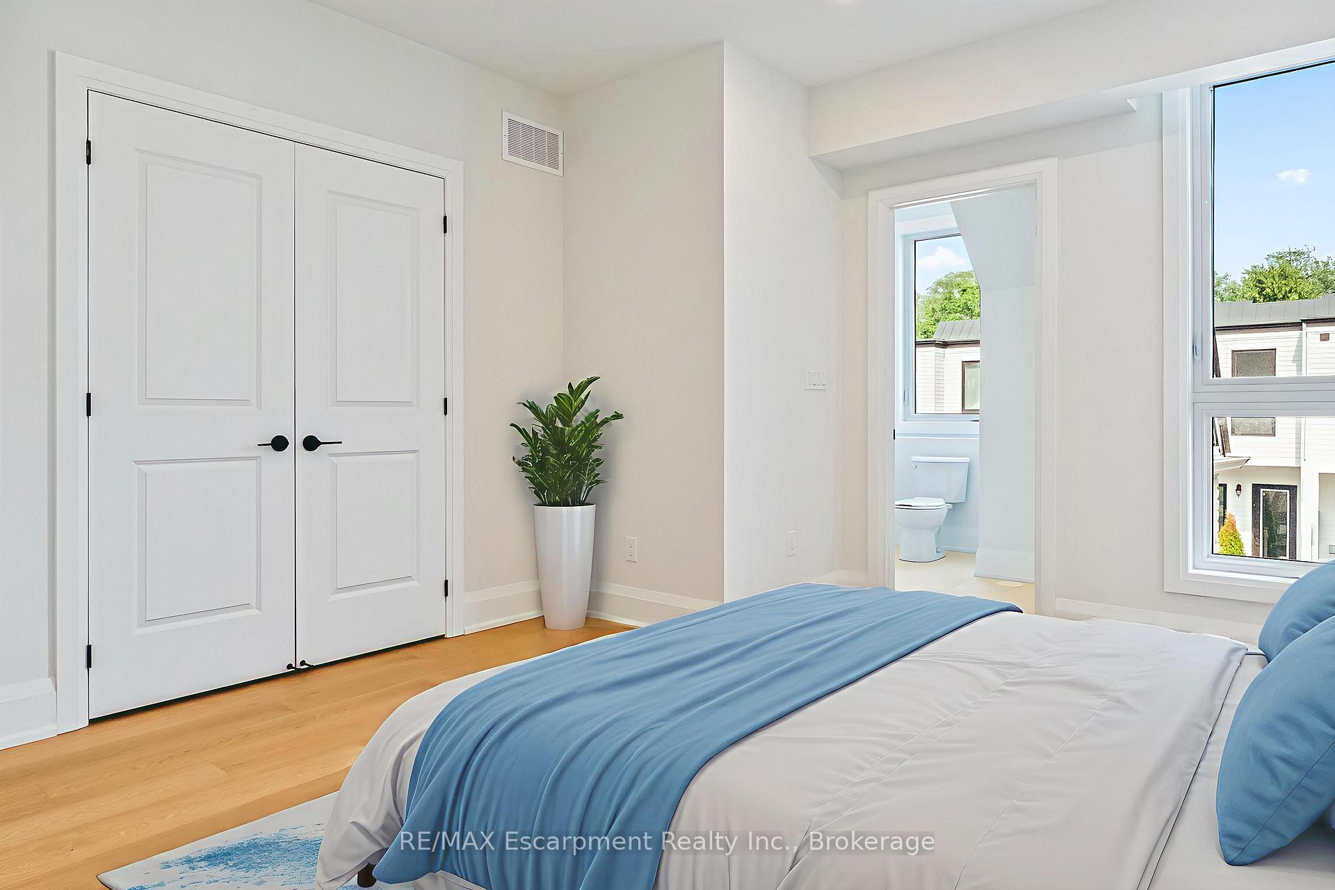 Photo 9 of Unit 4, 138 East Street, Oakville, Bronte — HOMEH