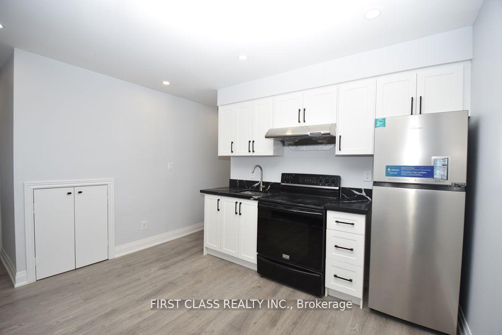 Photo 3 of Unit Front, 319 Senlac Road, North York, Willowdale West — HOMEH