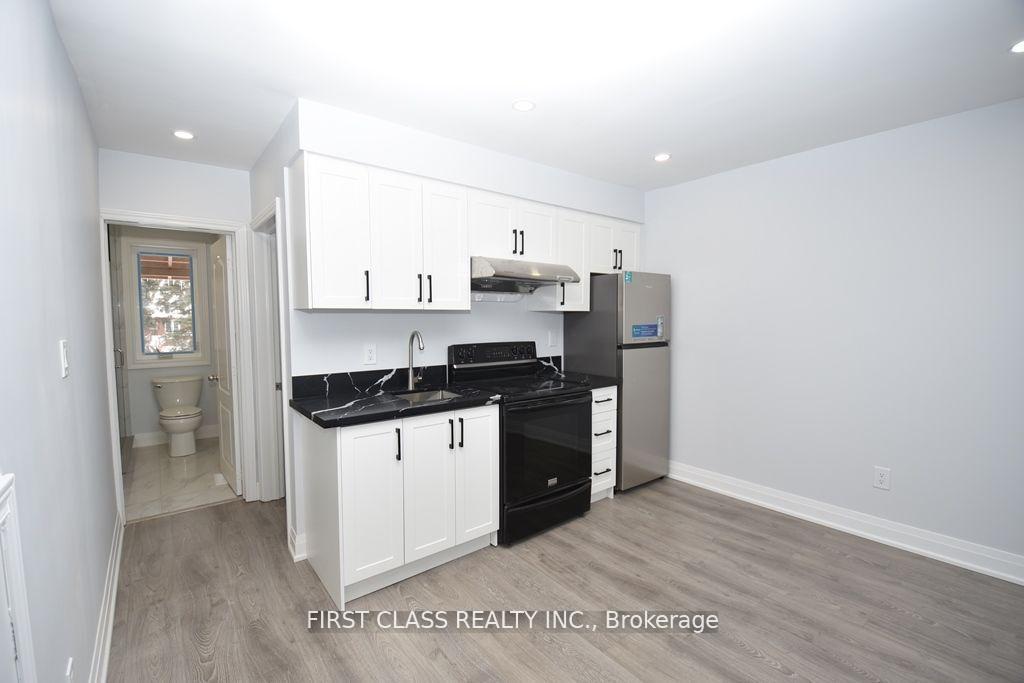 Photo 4 of Unit Front, 319 Senlac Road, North York, Willowdale West — HOMEH