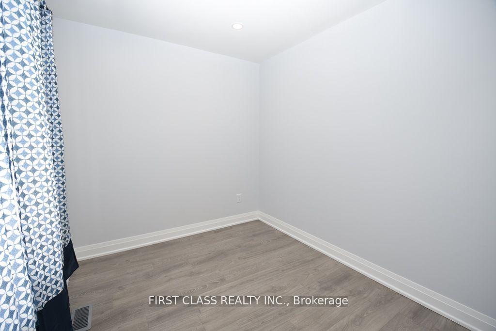 Photo 9 of Unit Front, 319 Senlac Road, North York, Willowdale West — HOMEH