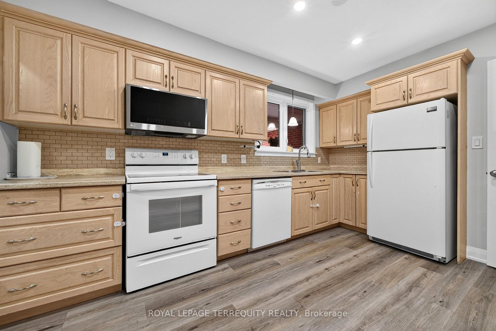 Photo 16 of 134 Switzer Drive, Oshawa, Centennial — HOMEH