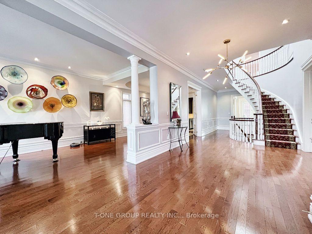 Photo 2 of 253 Carlton Road, Markham, Unionville — HOMEH