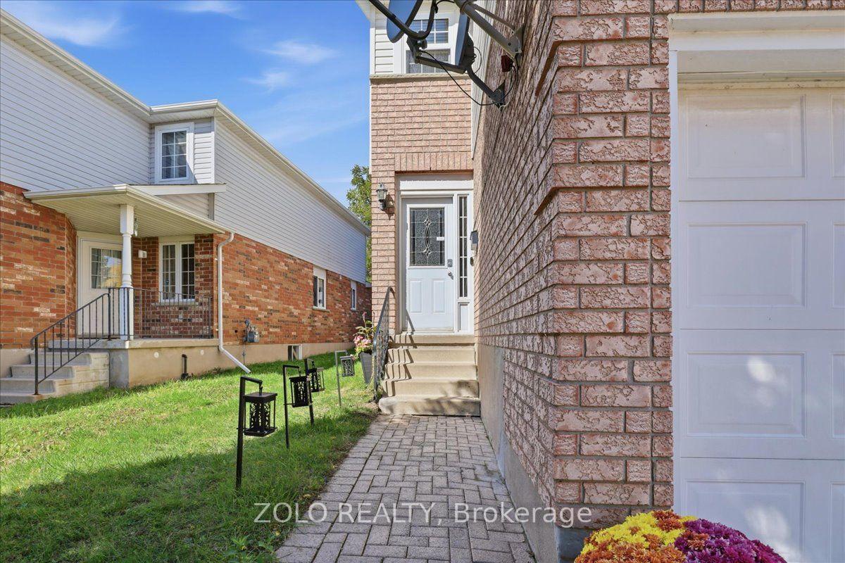 Photo 2 of 401 Hidden Creek Drive, Kitchener, Highland West — HOMEH