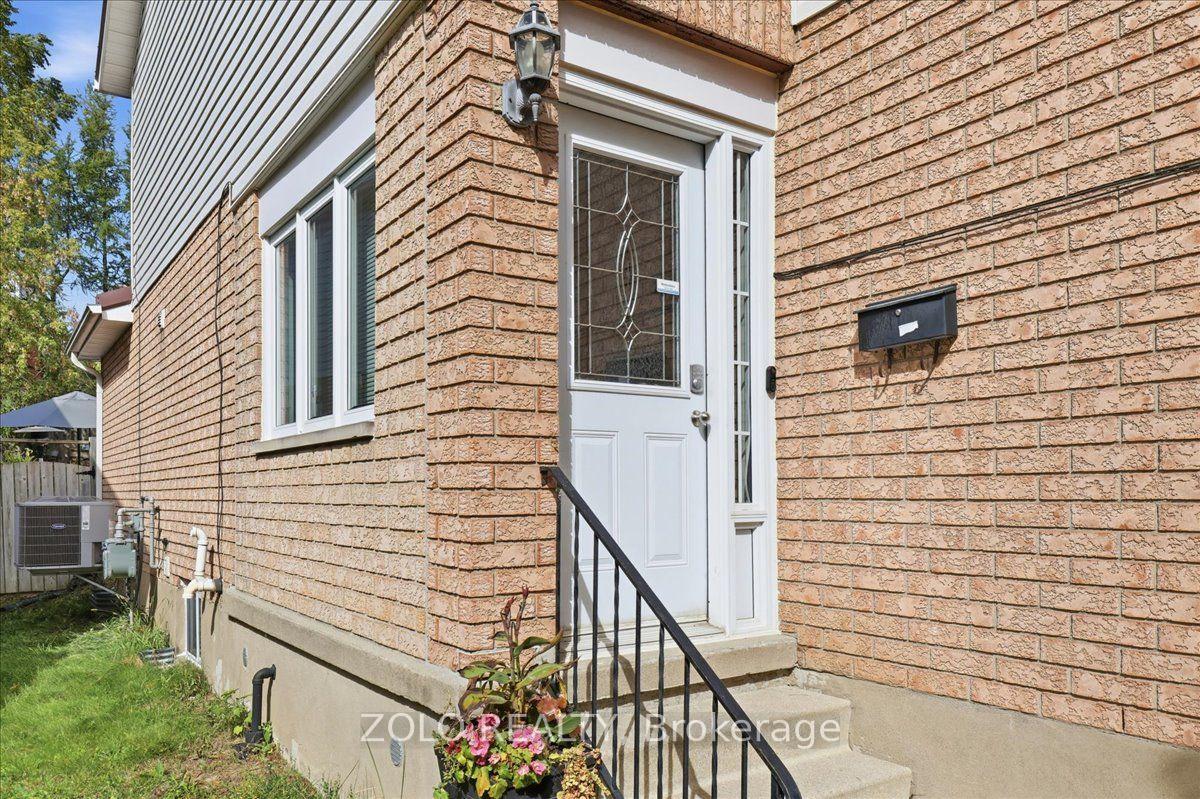 Photo 3 of 401 Hidden Creek Drive, Kitchener, Highland West — HOMEH