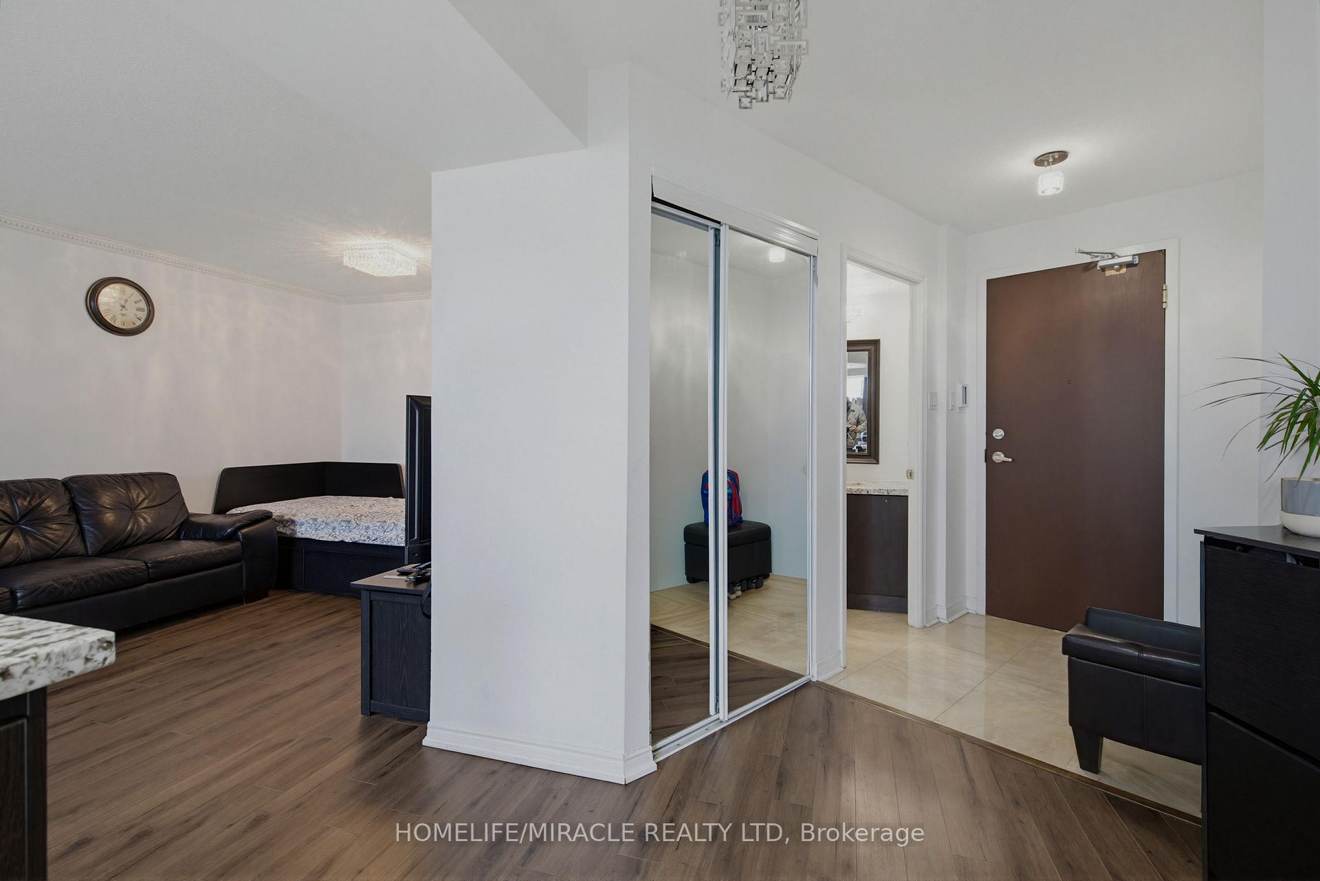 Photo 5 of Unit PH211, 7250 Yonge Street, Vaughan, Crestwood-Springfarm-Yorkhill — HOMEH