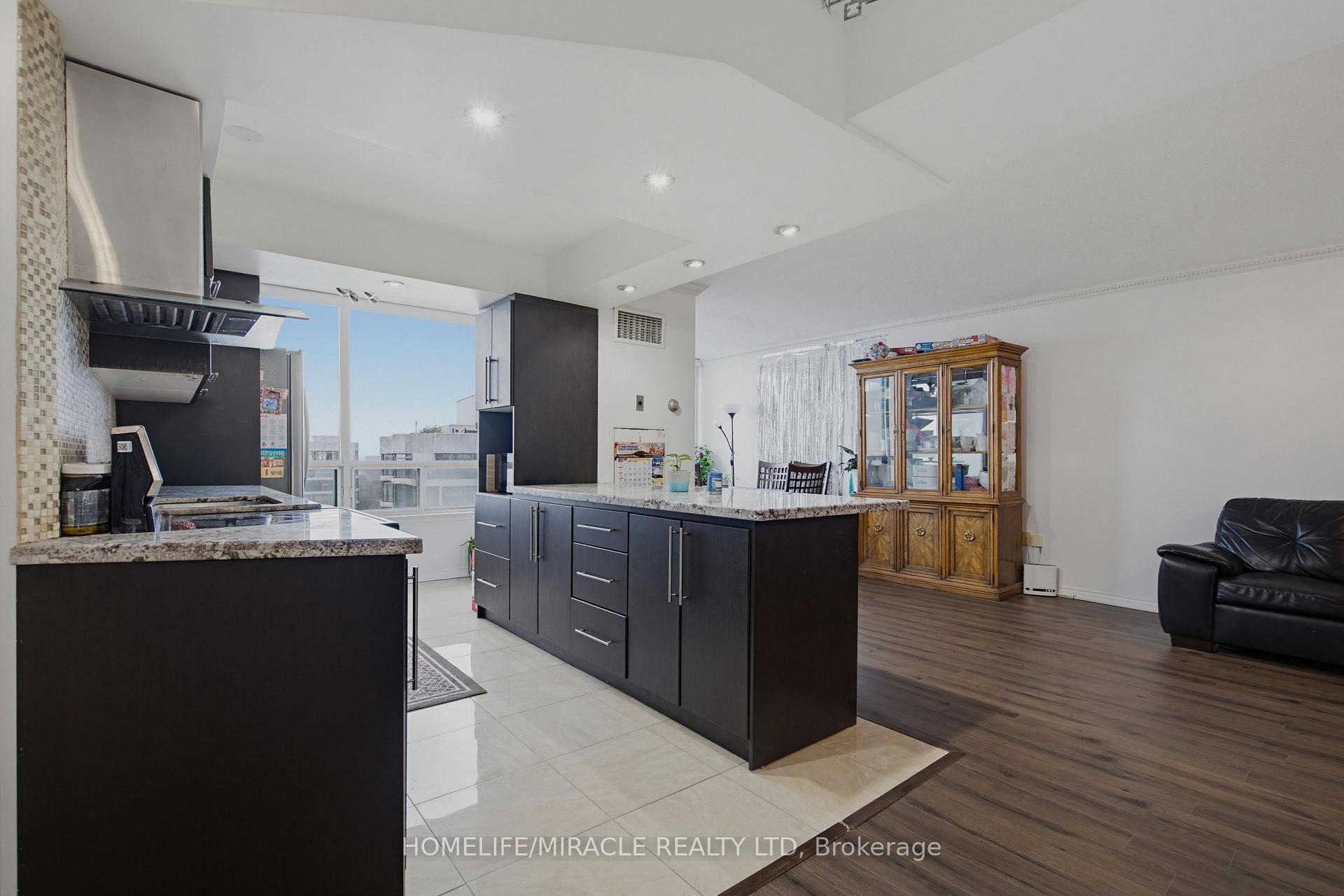 Photo 15 of Unit PH211, 7250 Yonge Street, Vaughan, Crestwood-Springfarm-Yorkhill — HOMEH