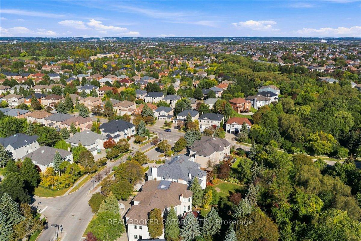 Photo 12 of 39 Dewbourne Avenue, Richmond Hill, Bayview Hill — HOMEH