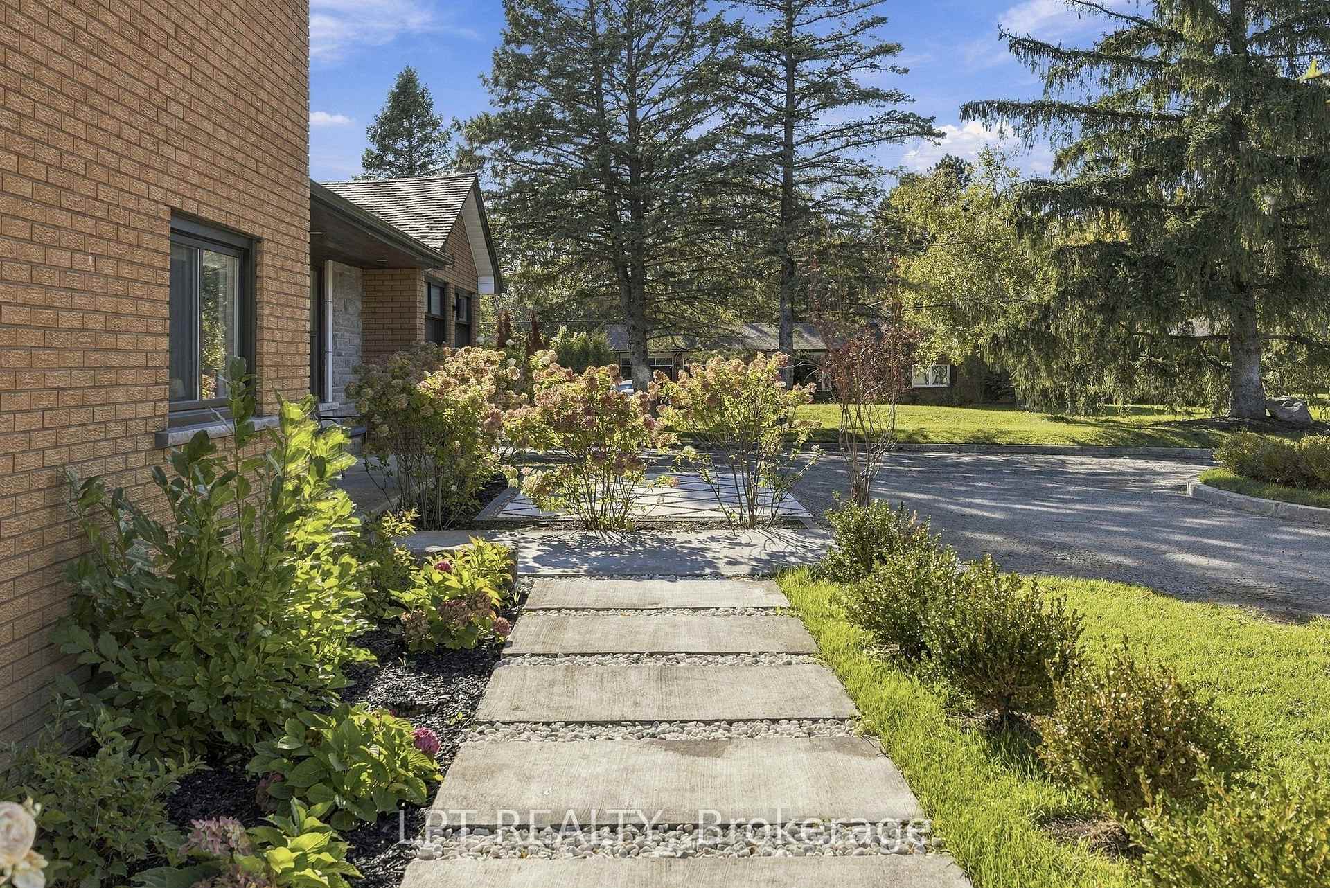 Photo 3 of 9 Noblewood Drive, King, Nobleton — HOMEH