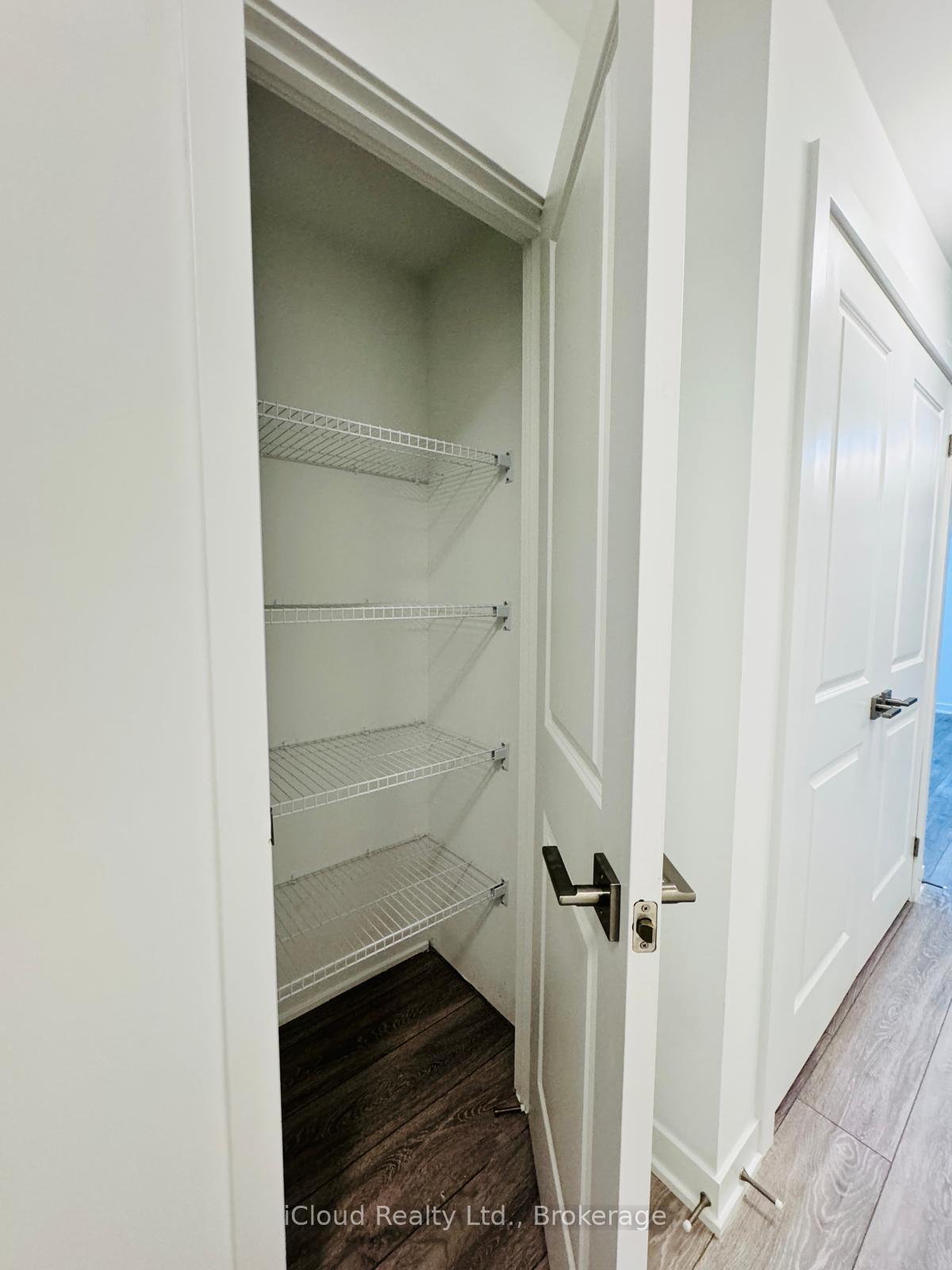 Photo 5 of Unit 9, 4025 Hickory Drive, Mississauga, Rathwood — HOMEH