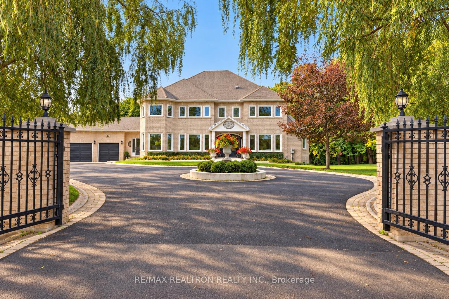 Photo 3 of 37 Offord Crescent, Aurora, Bayview Southeast — HOMEH