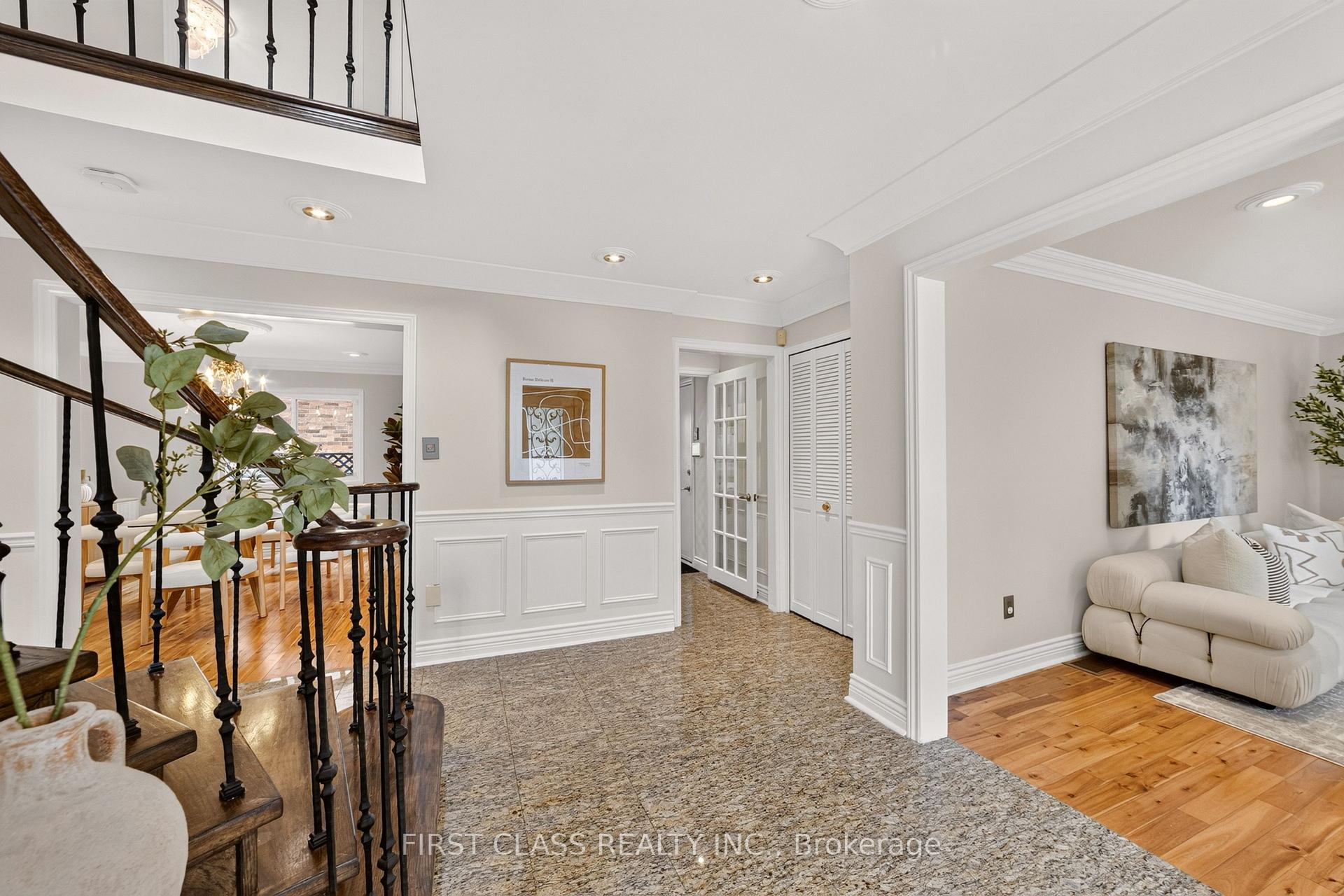 Photo 3 of 19 Tomlinson Circle, Markham, Buttonville — HOMEH