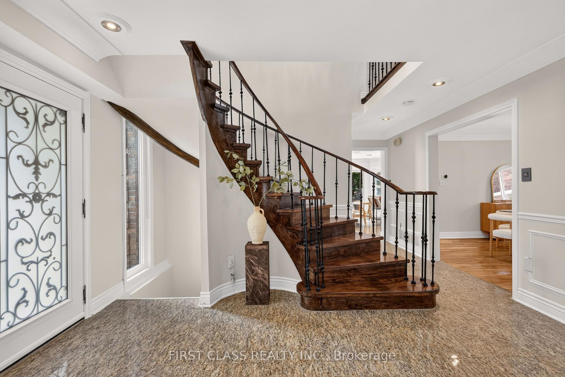 Photo 4 of 19 Tomlinson Circle, Markham, Buttonville — HOMEH