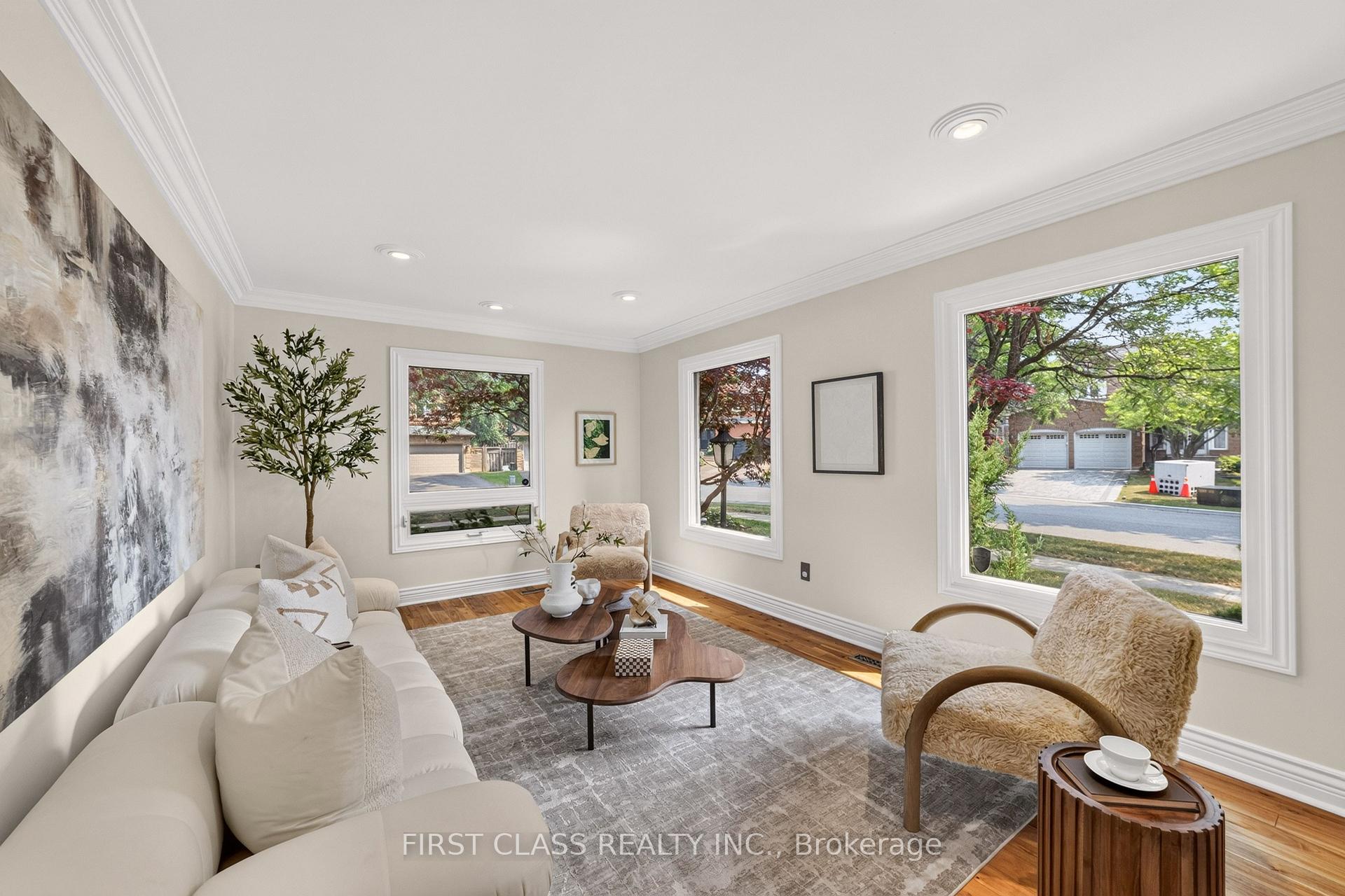 Photo 5 of 19 Tomlinson Circle, Markham, Buttonville — HOMEH