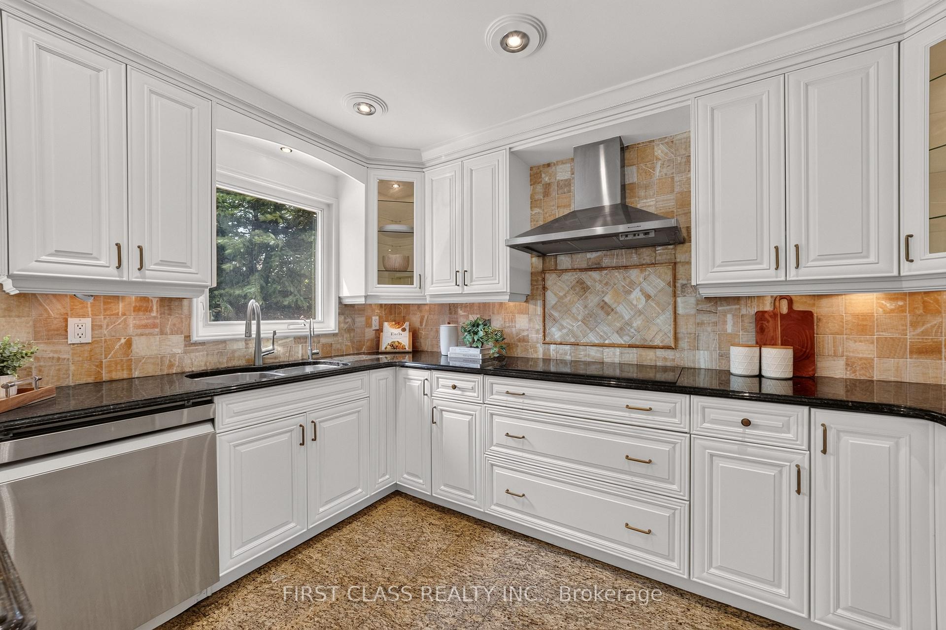 Photo 11 of 19 Tomlinson Circle, Markham, Buttonville — HOMEH