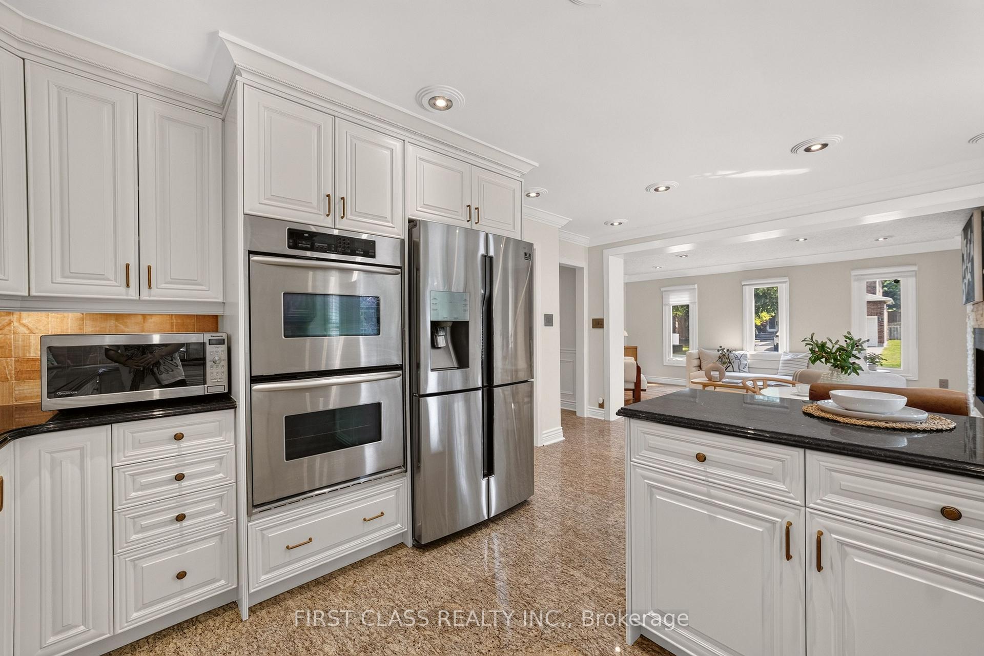 Photo 12 of 19 Tomlinson Circle, Markham, Buttonville — HOMEH