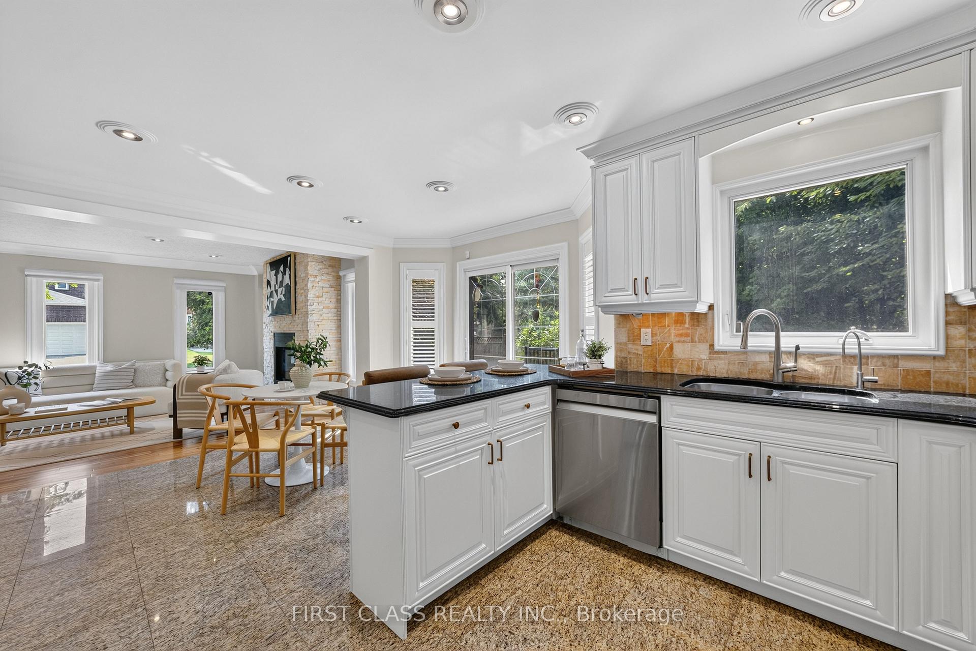 Photo 13 of 19 Tomlinson Circle, Markham, Buttonville — HOMEH