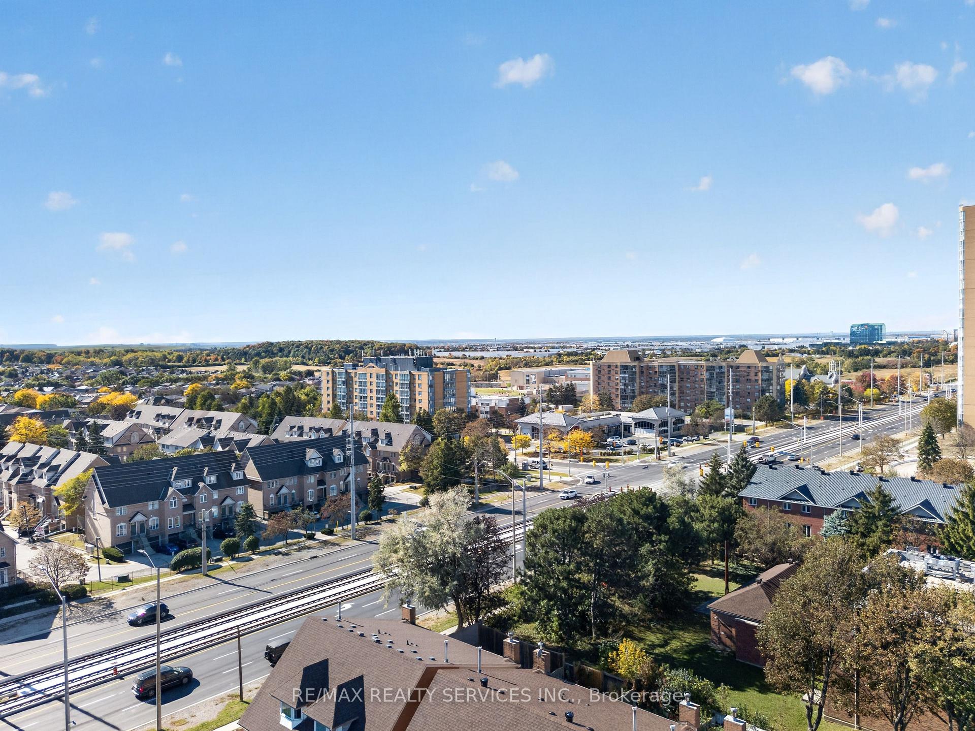 Photo 4 of 66 Clansman Trail, Mississauga, Hurontario — HOMEH