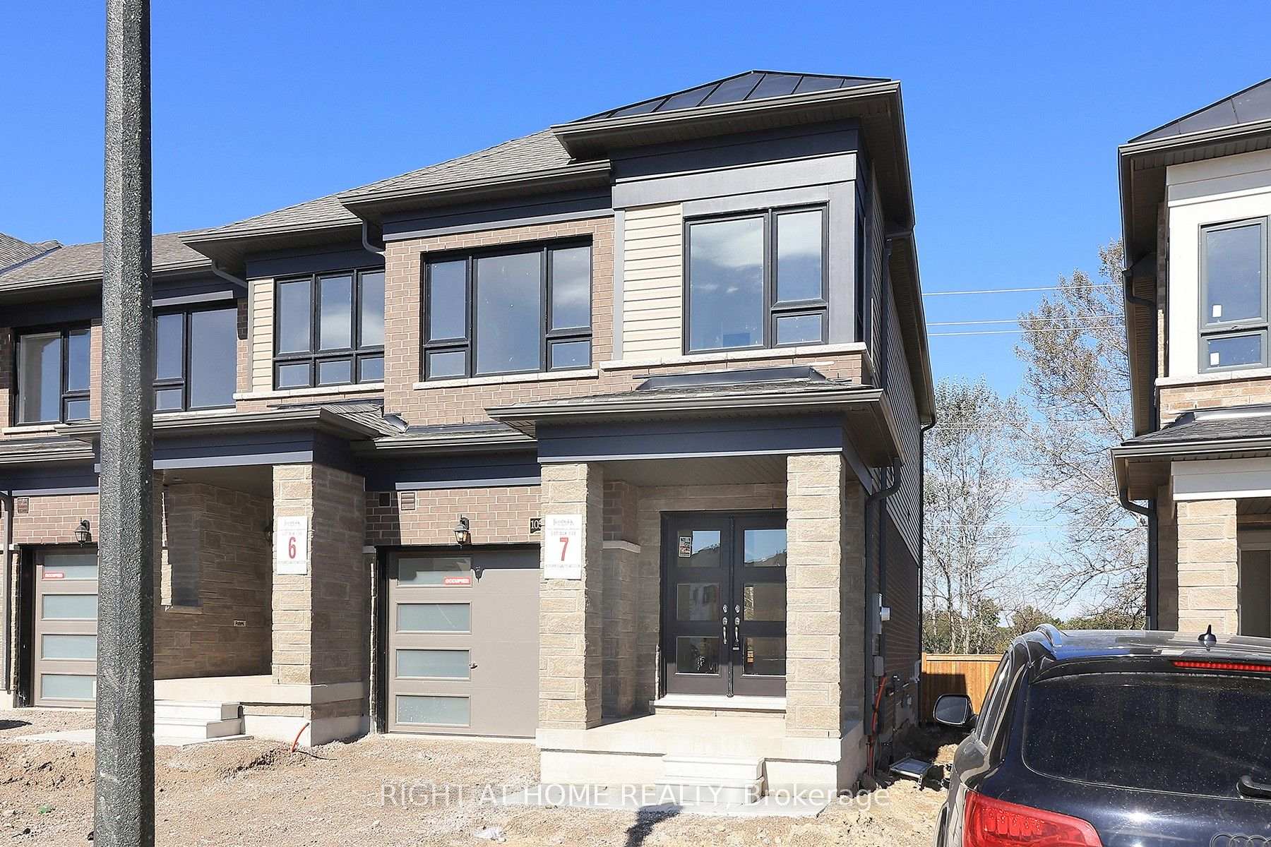 Photo 2 of 1052 Periwinkle Crescent, Woodstock, Woodstock - North — HOMEH