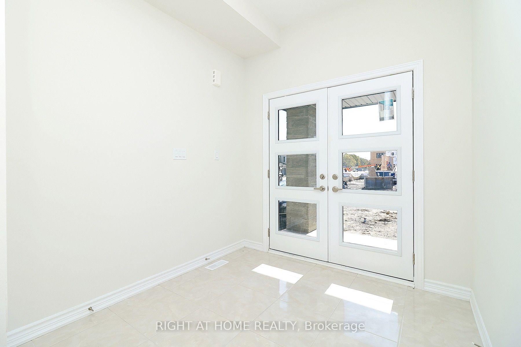 Photo 4 of 1052 Periwinkle Crescent, Woodstock, Woodstock - North — HOMEH