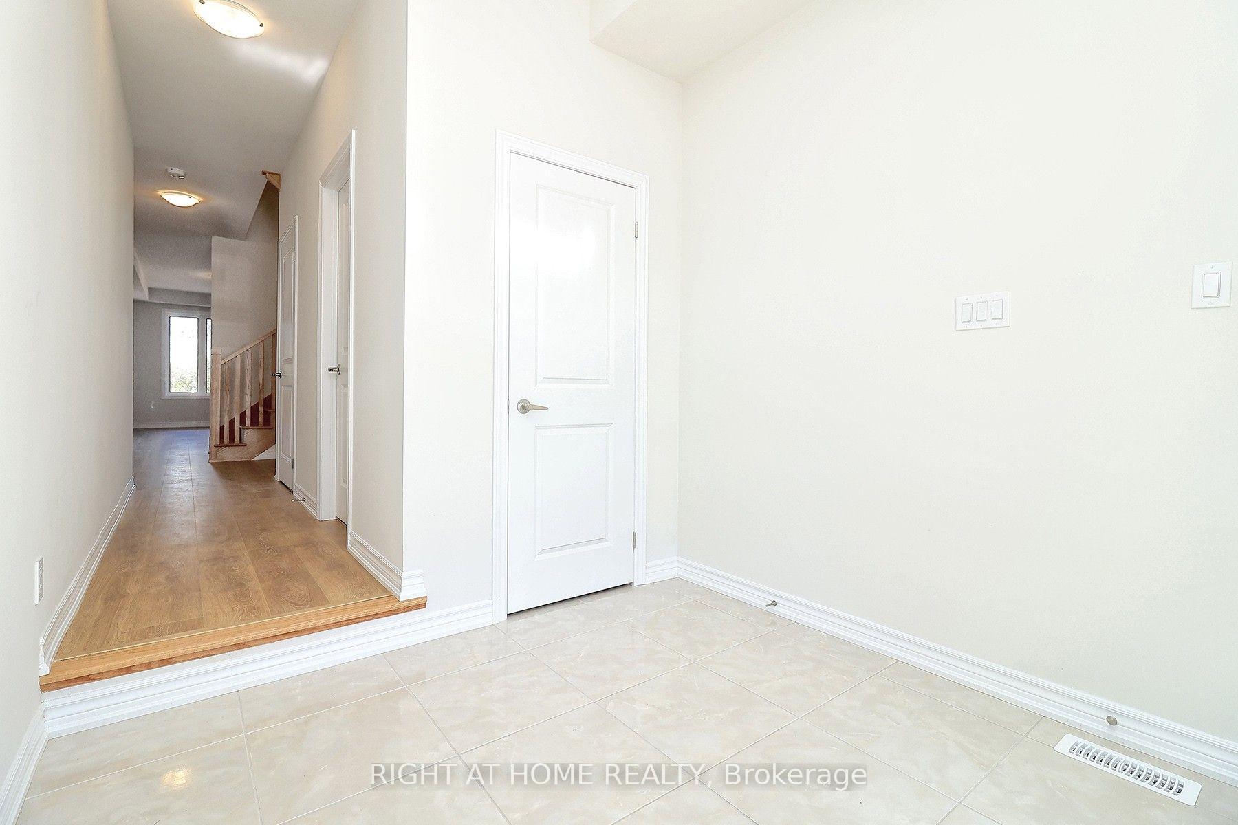 Photo 5 of 1052 Periwinkle Crescent, Woodstock, Woodstock - North — HOMEH