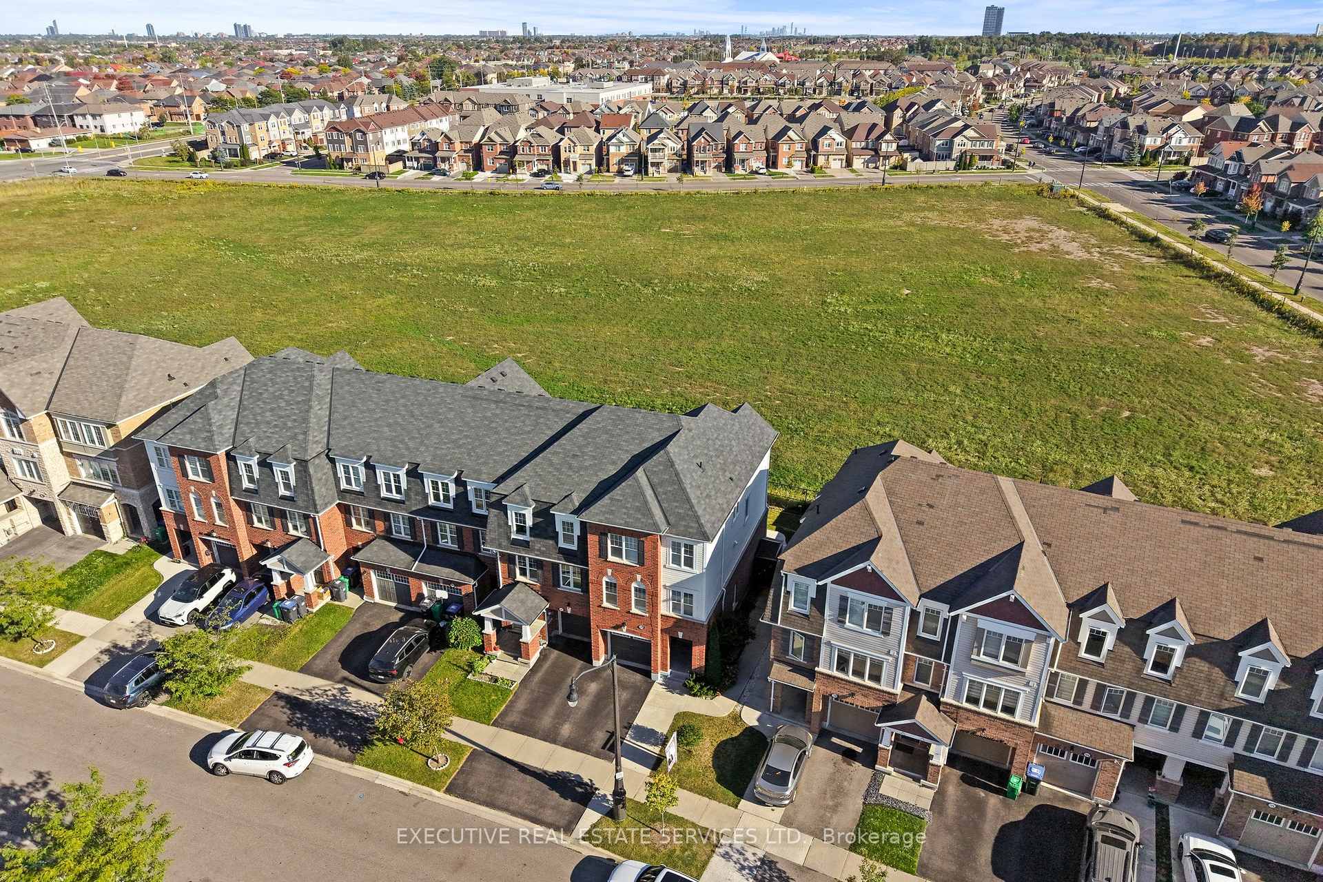 Photo 2 of 98 Bannister Crescent, Brampton, Northwest Brampton — HOMEH