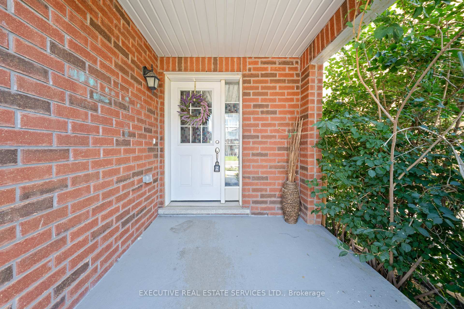 Photo 7 of 98 Bannister Crescent, Brampton, Northwest Brampton — HOMEH