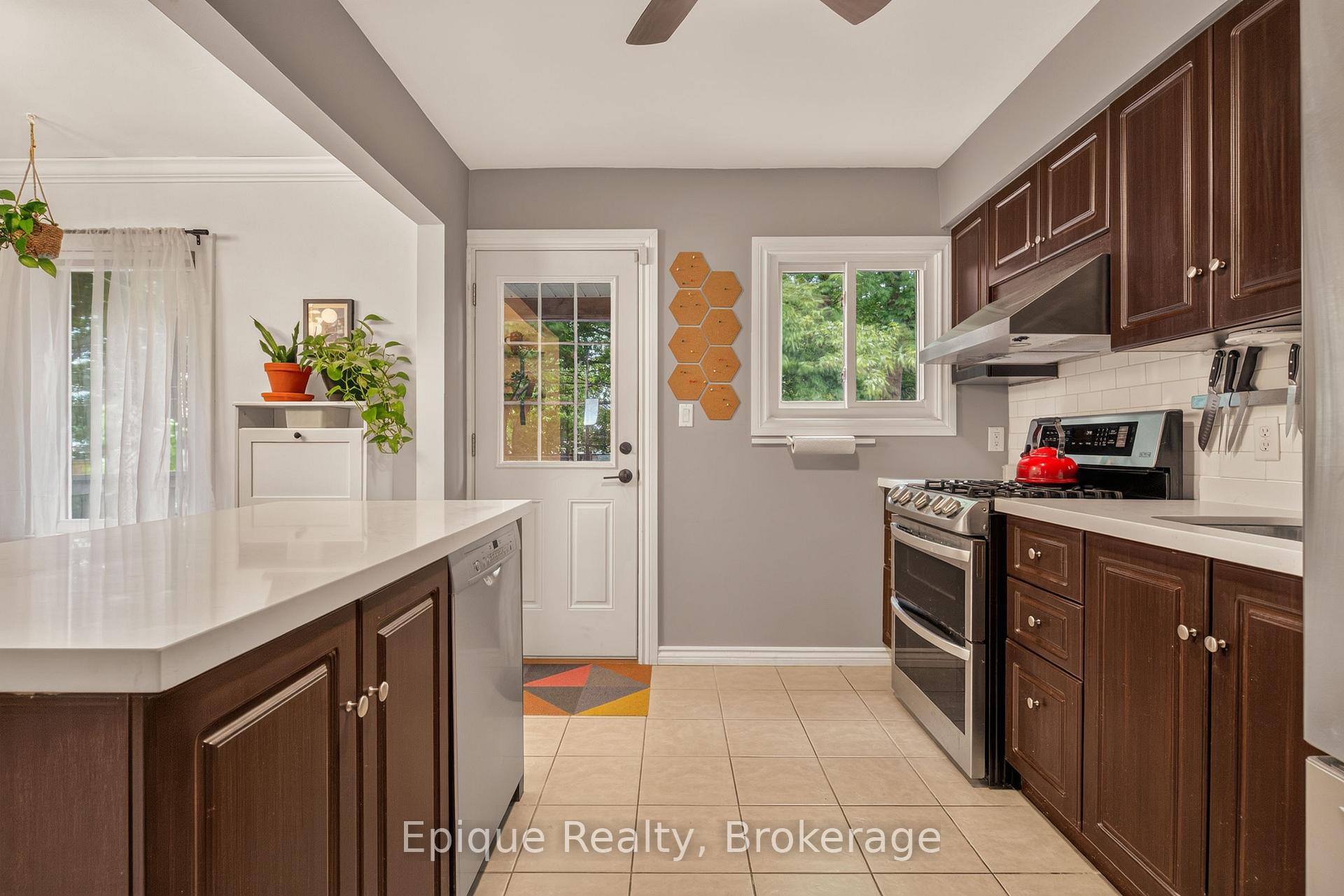 Photo 14 of 93 Graham Avenue S, Hamilton, Delta — HOMEH