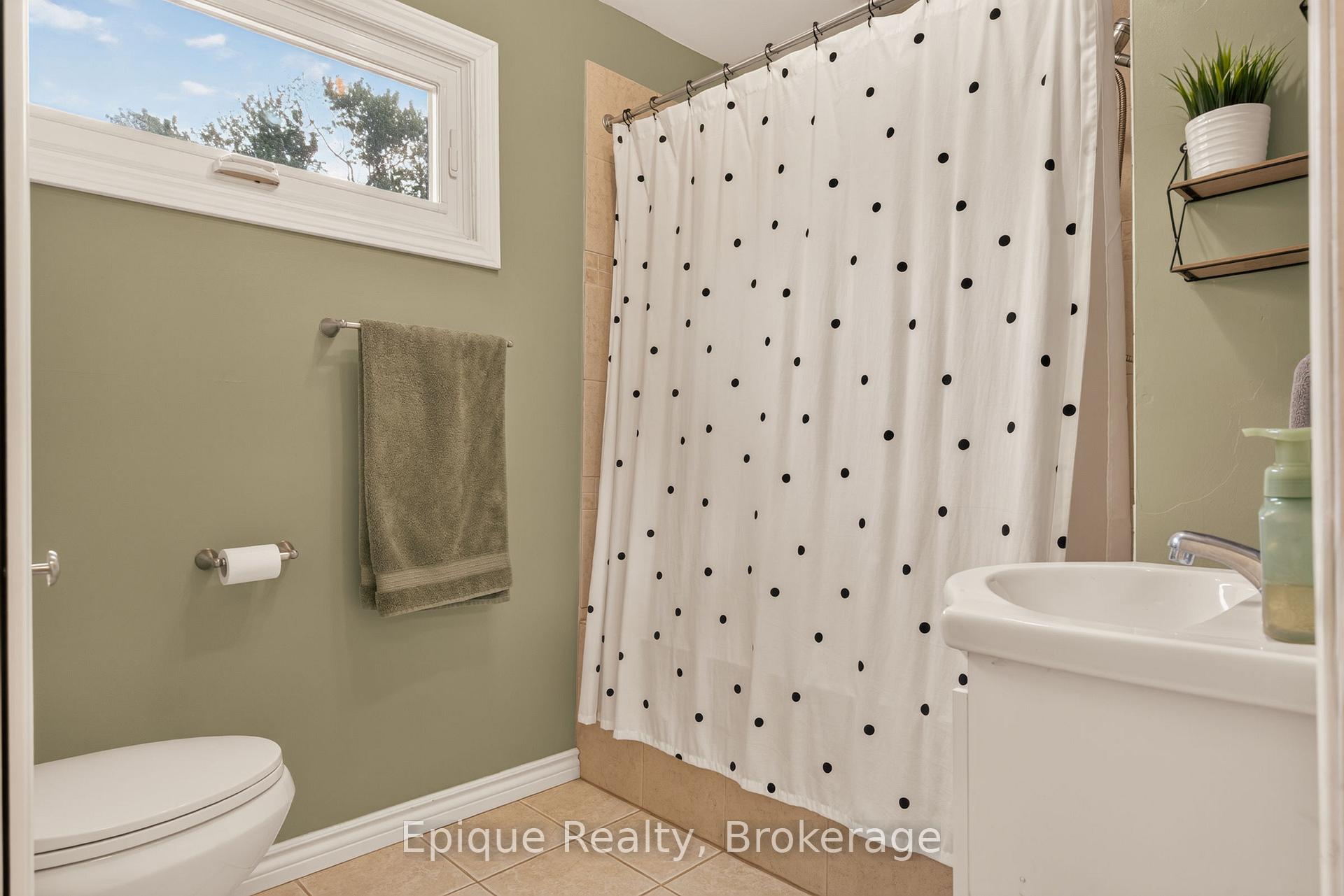 Photo 28 of 93 Graham Avenue S, Hamilton, Delta — HOMEH