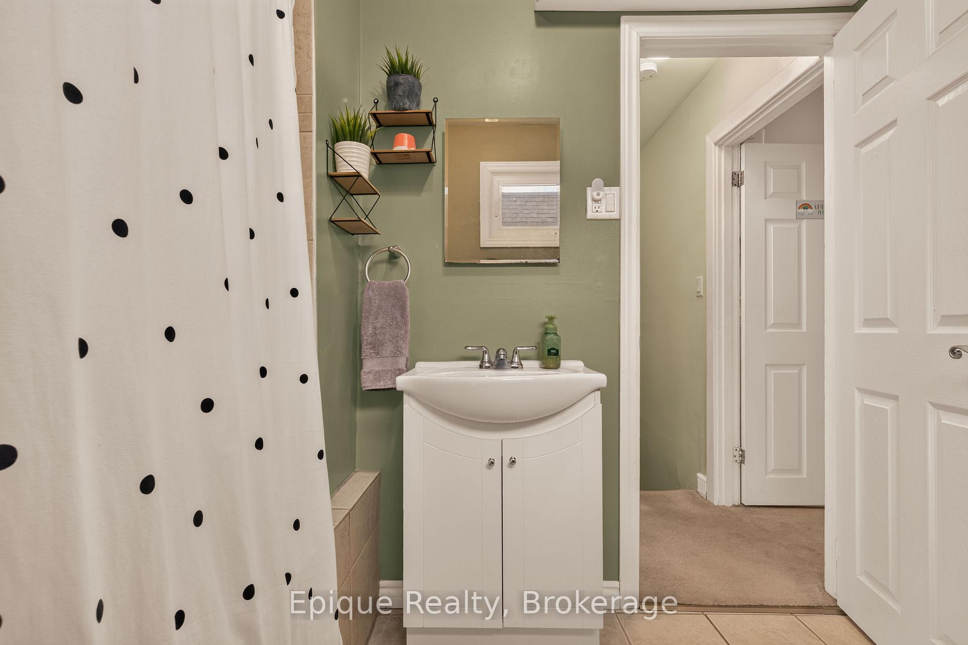 Photo 29 of 93 Graham Avenue S, Hamilton, Delta — HOMEH