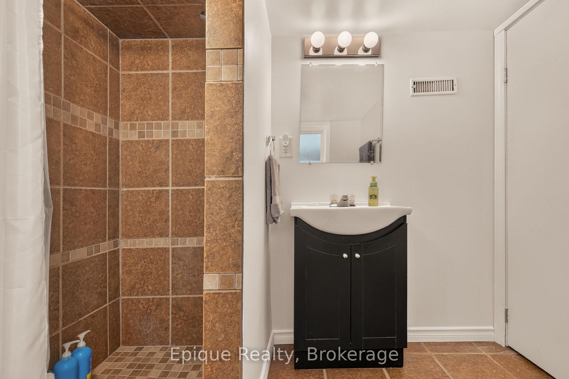 Photo 35 of 93 Graham Avenue S, Hamilton, Delta — HOMEH