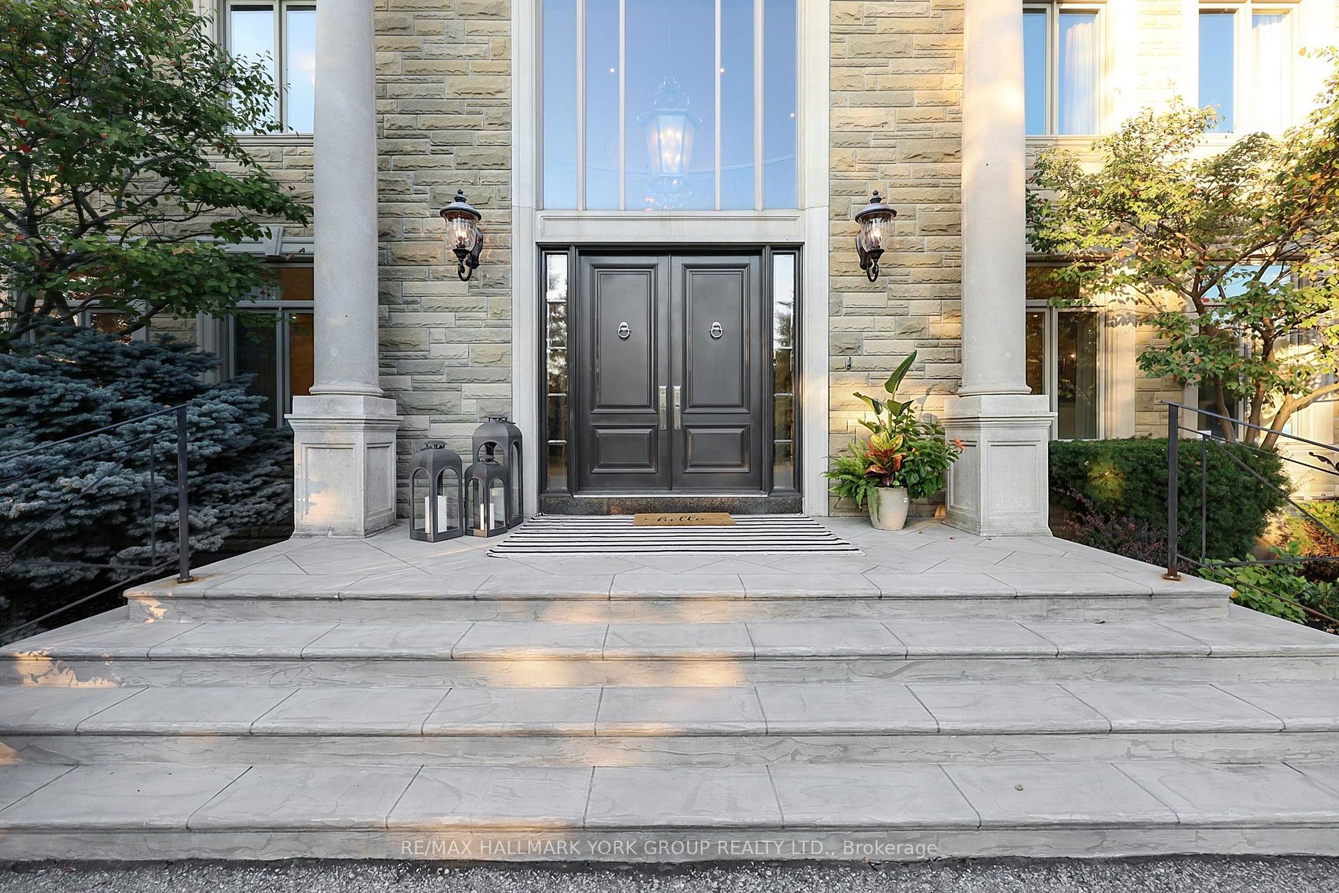 Photo 5 of 106 Abbruzze Court, Vaughan, Kleinburg — HOMEH