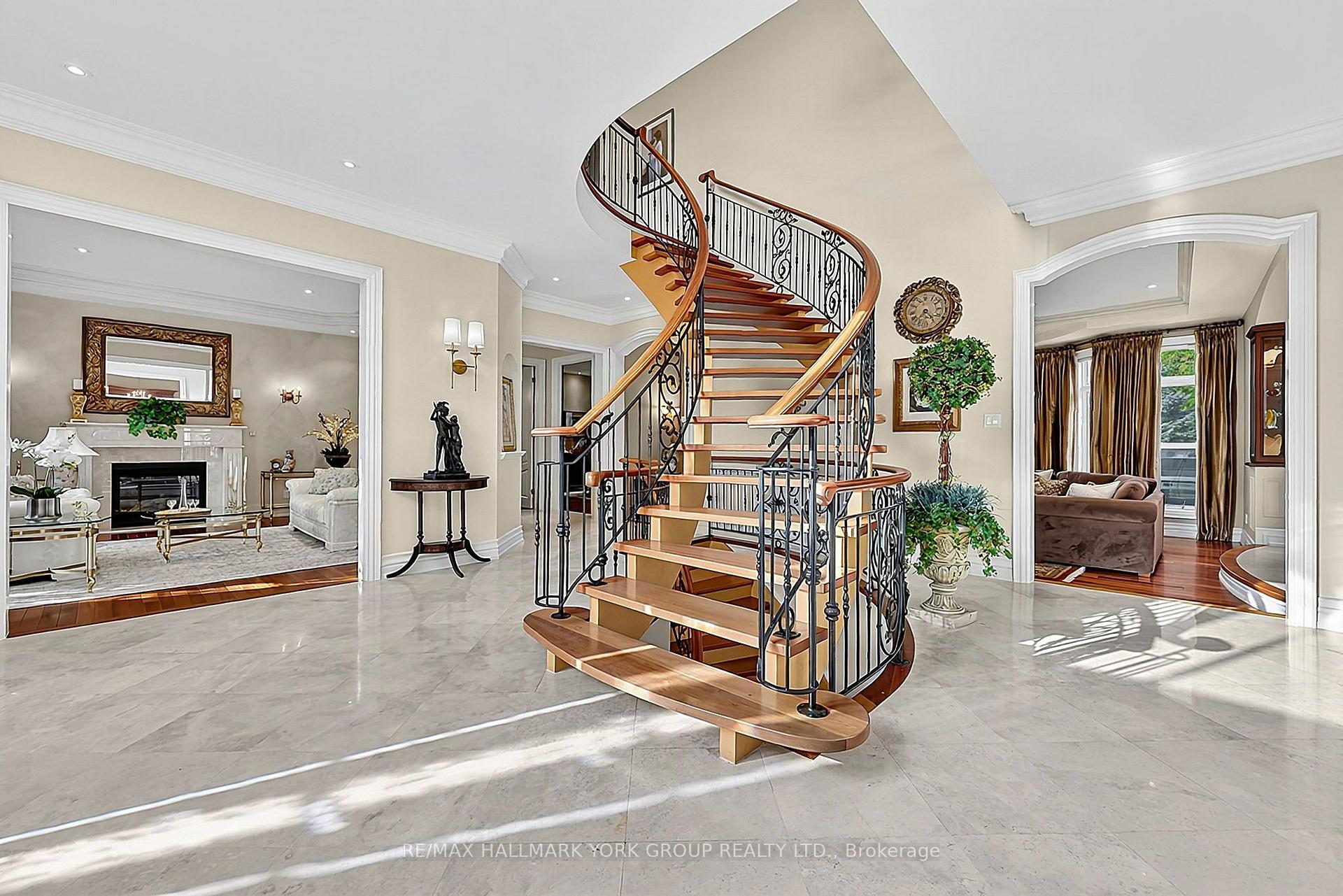 Photo 8 of 106 Abbruzze Court, Vaughan, Kleinburg — HOMEH