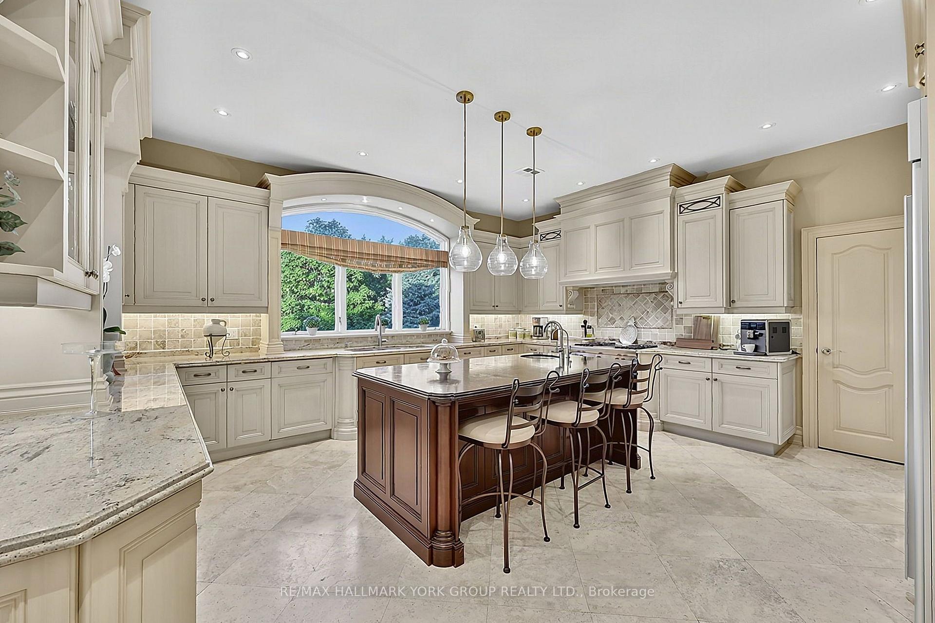 Photo 10 of 106 Abbruzze Court, Vaughan, Kleinburg — HOMEH