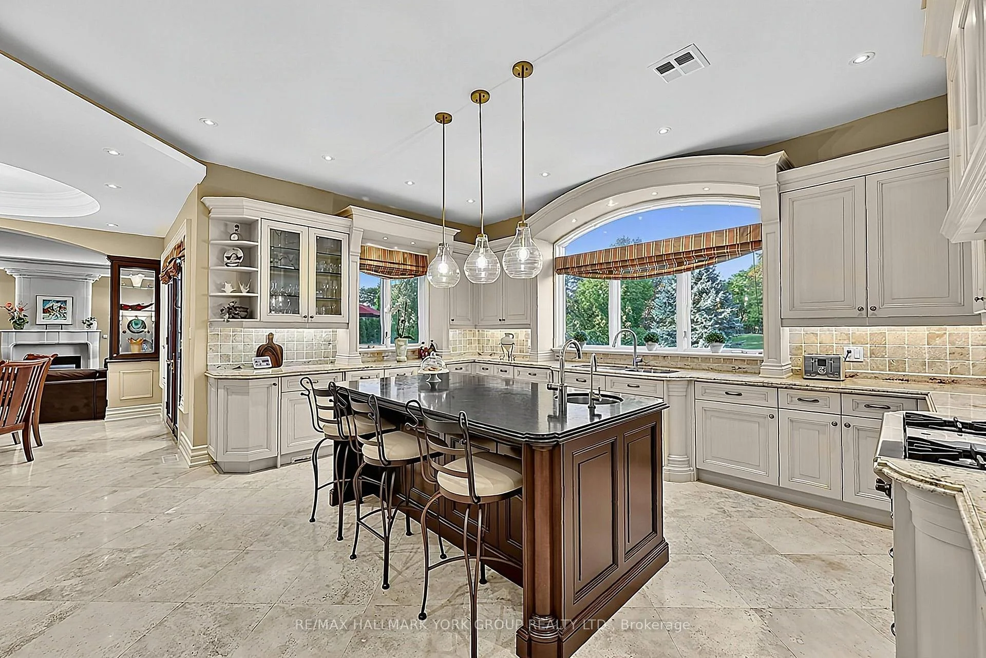 Photo 11 of 106 Abbruzze Court, Vaughan, Kleinburg — HOMEH