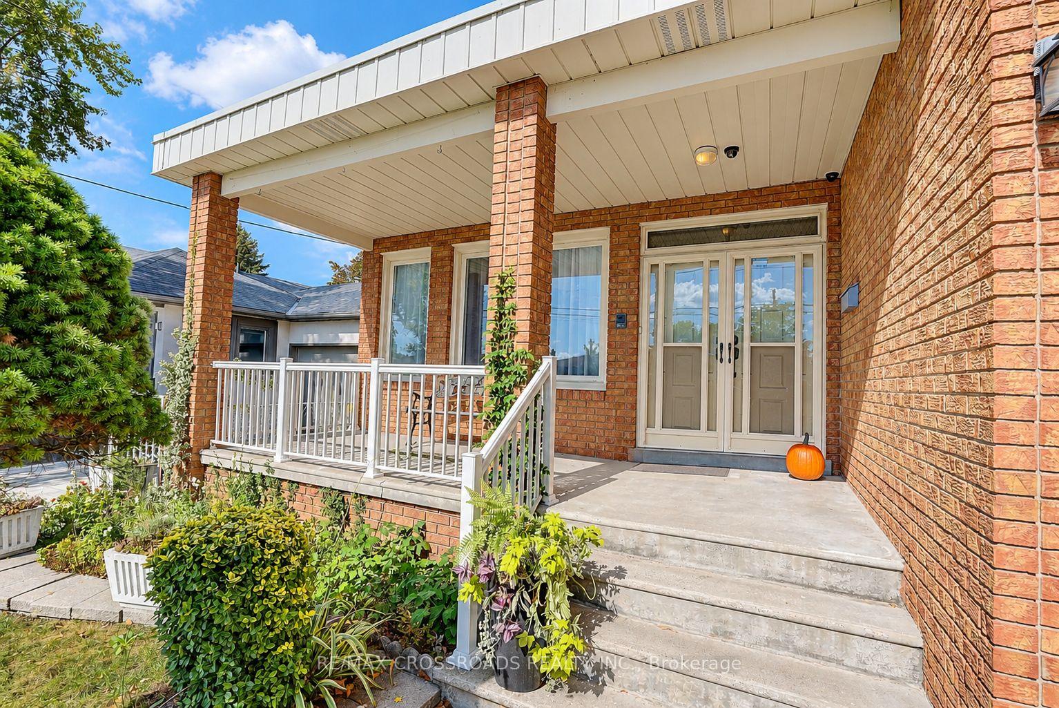 Photo 5 of 102A Whitfield Avenue, North York, Humber Summit — HOMEH