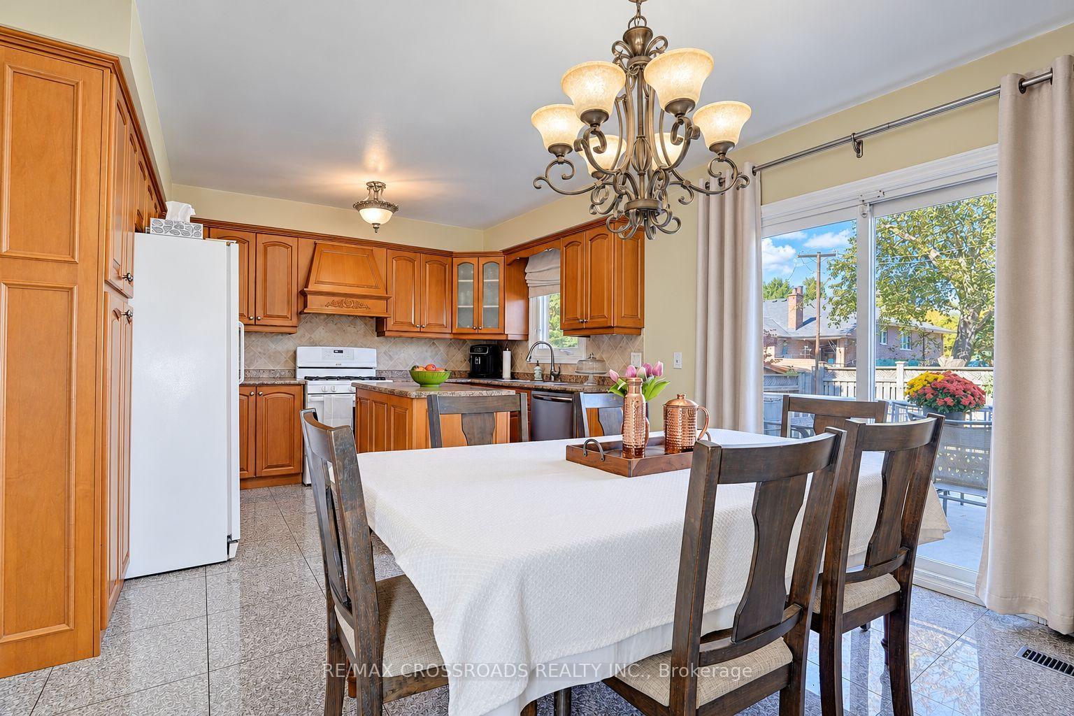 Photo 17 of 102A Whitfield Avenue, North York, Humber Summit — HOMEH