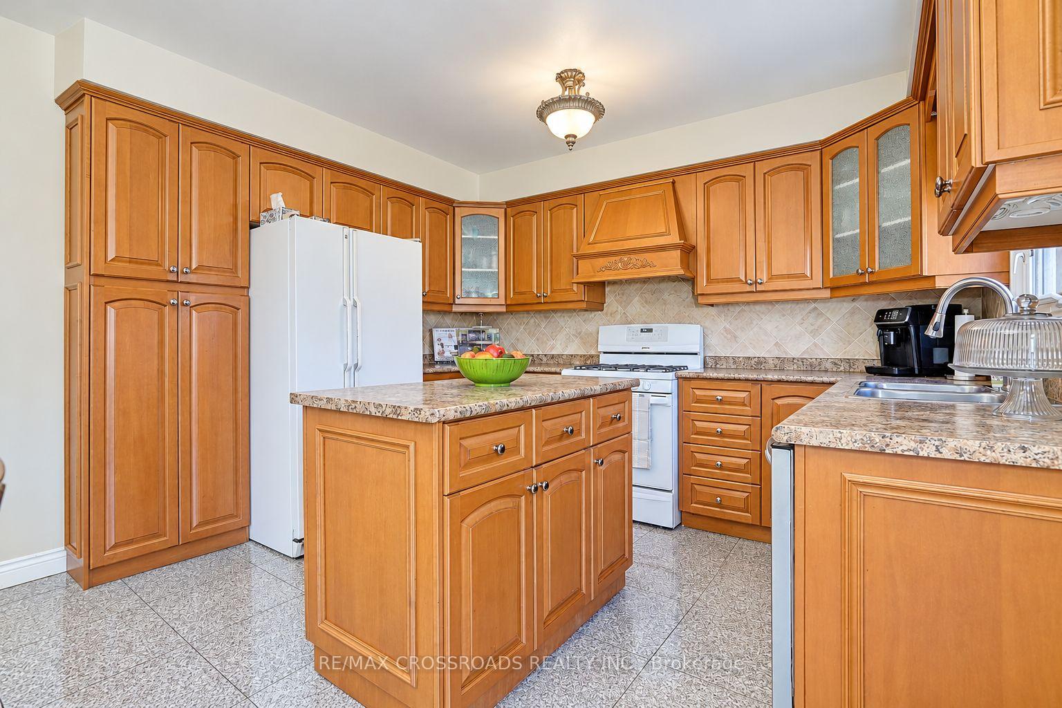 Photo 19 of 102A Whitfield Avenue, North York, Humber Summit — HOMEH