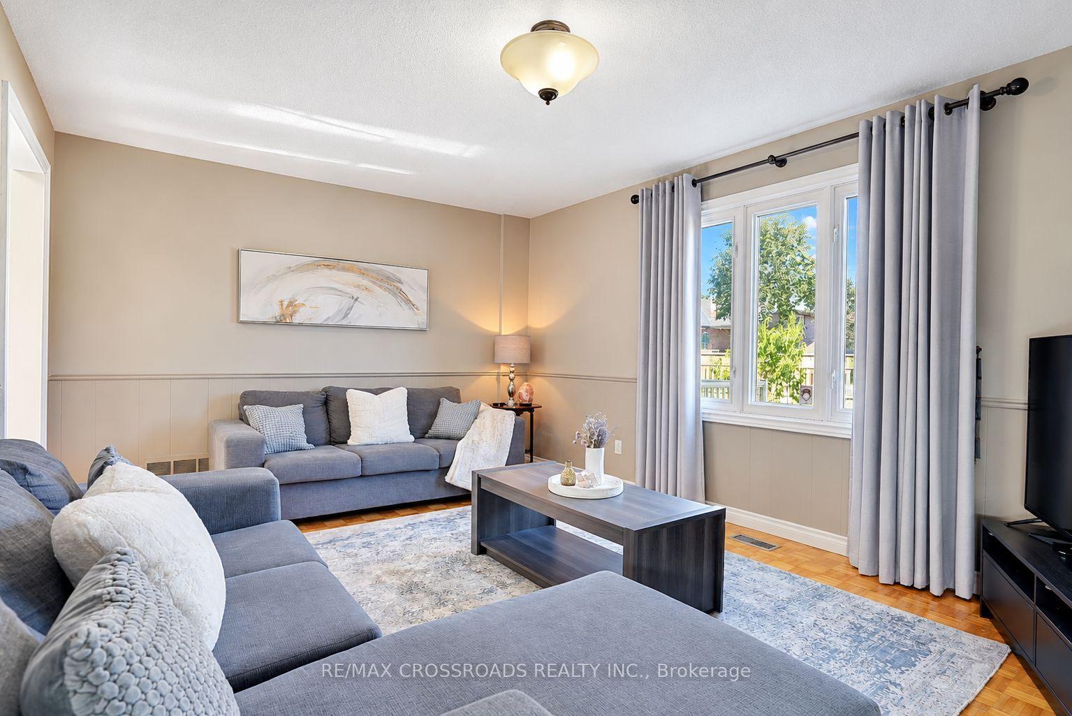 Photo 23 of 102A Whitfield Avenue, North York, Humber Summit — HOMEH