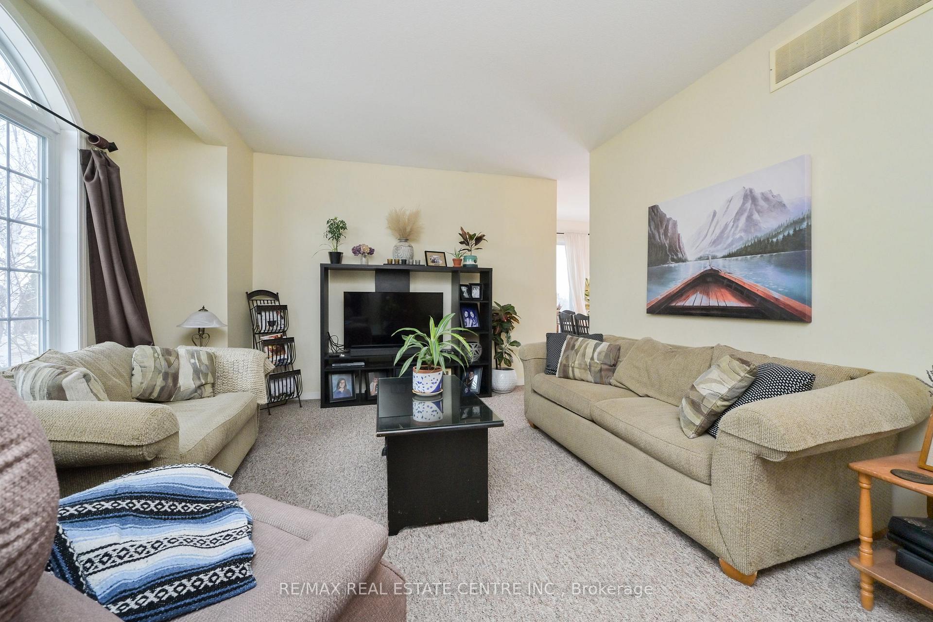Photo 5 of 300 A Broadway, Orangeville — HOMEH